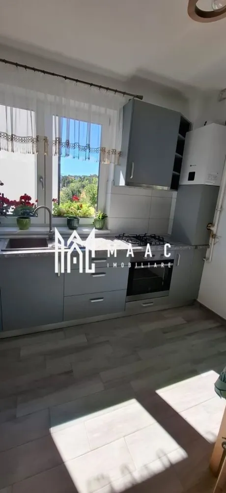 Garsonieră decomandată I 42mpu I Utilată I Parcare I DaVinci - MAAC Imobiliare vă prezintă o garsonieră superbă de vânzare, situată la etajul 1/3, într-o zonă nouă și în plină dezvoltare – DaVinci Homes, Cristian. Este o locuință modernă, luminoasă și foarte bine întreținută, ideală atât pentru investiție, cât și pentru locuință proprie, într-un ansamblu liniștit și cu acces rapid spre orașul Sibiu. Compartimentare: - bucătărie spațioasă open space cu living - dormitor cu pat matrimonial - baie cu duș și geam pentru aerisire naturală - balcon Detalii tehnice: - suprafață utilă: 42 mp - etaj: 1 / 3 - garsonieră decomandată - mobilată și utilată complet – pregătită pentru mutare imediată Zona este una liniștită, ferită de trafic, cu acces facil către Sibiu și către toate punctele de interes din apropiere. Este o oportunitate excelentă pentru cei care caută un randament bun la închiriere sau o locuință modernă într-un ansamblu nou. Pentru mai multe detalii sau vizionări, contactați echipa MAAC Imobiliare, menționând ID: CP2911450.