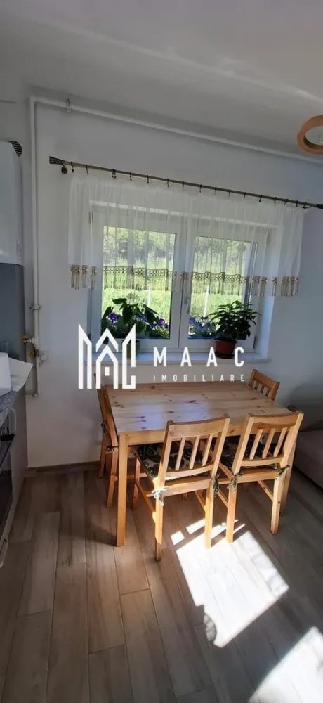 Garsonieră decomandată I 42mpu I Utilată I Parcare I DaVinci - MAAC Imobiliare vă prezintă o garsonieră superbă de vânzare, situată la etajul 1/3, într-o zonă nouă și în plină dezvoltare – DaVinci Homes, Cristian. Este o locuință modernă, luminoasă și foarte bine întreținută, ideală atât pentru investiție, cât și pentru locuință proprie, într-un ansamblu liniștit și cu acces rapid spre orașul Sibiu. Compartimentare: - bucătărie spațioasă open space cu living - dormitor cu pat matrimonial - baie cu duș și geam pentru aerisire naturală - balcon Detalii tehnice: - suprafață utilă: 42 mp - etaj: 1 / 3 - garsonieră decomandată - mobilată și utilată complet – pregătită pentru mutare imediată Zona este una liniștită, ferită de trafic, cu acces facil către Sibiu și către toate punctele de interes din apropiere. Este o oportunitate excelentă pentru cei care caută un randament bun la închiriere sau o locuință modernă într-un ansamblu nou. Pentru mai multe detalii sau vizionări, contactați echipa MAAC Imobiliare, menționând ID: CP2911450.