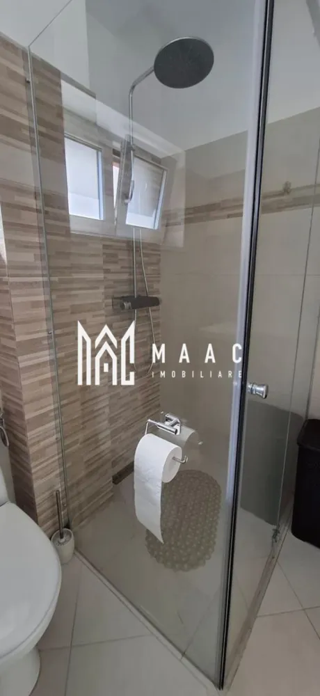 Garsonieră decomandată I 42mpu I Utilată I Parcare I DaVinci - MAAC Imobiliare vă prezintă o garsonieră superbă de vânzare, situată la etajul 1/3, într-o zonă nouă și în plină dezvoltare – DaVinci Homes, Cristian. Este o locuință modernă, luminoasă și foarte bine întreținută, ideală atât pentru investiție, cât și pentru locuință proprie, într-un ansamblu liniștit și cu acces rapid spre orașul Sibiu. Compartimentare: - bucătărie spațioasă open space cu living - dormitor cu pat matrimonial - baie cu duș și geam pentru aerisire naturală - balcon Detalii tehnice: - suprafață utilă: 42 mp - etaj: 1 / 3 - garsonieră decomandată - mobilată și utilată complet – pregătită pentru mutare imediată Zona este una liniștită, ferită de trafic, cu acces facil către Sibiu și către toate punctele de interes din apropiere. Este o oportunitate excelentă pentru cei care caută un randament bun la închiriere sau o locuință modernă într-un ansamblu nou. Pentru mai multe detalii sau vizionări, contactați echipa MAAC Imobiliare, menționând ID: CP2911450.