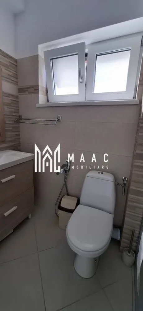 Garsonieră decomandată I 42mpu I Utilată I Parcare I DaVinci - MAAC Imobiliare vă prezintă o garsonieră superbă de vânzare, situată la etajul 1/3, într-o zonă nouă și în plină dezvoltare – DaVinci Homes, Cristian. Este o locuință modernă, luminoasă și foarte bine întreținută, ideală atât pentru investiție, cât și pentru locuință proprie, într-un ansamblu liniștit și cu acces rapid spre orașul Sibiu. Compartimentare: - bucătărie spațioasă open space cu living - dormitor cu pat matrimonial - baie cu duș și geam pentru aerisire naturală - balcon Detalii tehnice: - suprafață utilă: 42 mp - etaj: 1 / 3 - garsonieră decomandată - mobilată și utilată complet – pregătită pentru mutare imediată Zona este una liniștită, ferită de trafic, cu acces facil către Sibiu și către toate punctele de interes din apropiere. Este o oportunitate excelentă pentru cei care caută un randament bun la închiriere sau o locuință modernă într-un ansamblu nou. Pentru mai multe detalii sau vizionări, contactați echipa MAAC Imobiliare, menționând ID: CP2911450.