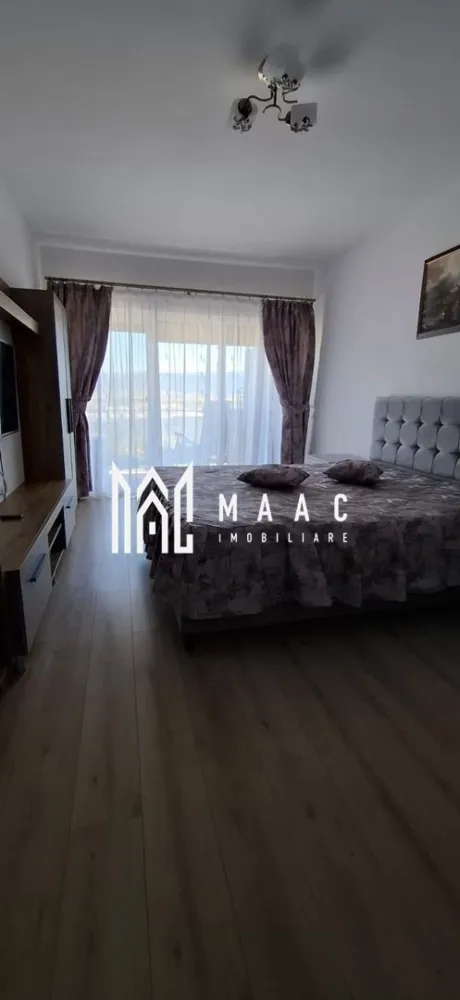 Garsonieră decomandată I 42mpu I Utilată I Parcare I DaVinci - MAAC Imobiliare vă prezintă o garsonieră superbă de vânzare, situată la etajul 1/3, într-o zonă nouă și în plină dezvoltare – DaVinci Homes, Cristian. Este o locuință modernă, luminoasă și foarte bine întreținută, ideală atât pentru investiție, cât și pentru locuință proprie, într-un ansamblu liniștit și cu acces rapid spre orașul Sibiu. Compartimentare: - bucătărie spațioasă open space cu living - dormitor cu pat matrimonial - baie cu duș și geam pentru aerisire naturală - balcon Detalii tehnice: - suprafață utilă: 42 mp - etaj: 1 / 3 - garsonieră decomandată - mobilată și utilată complet – pregătită pentru mutare imediată Zona este una liniștită, ferită de trafic, cu acces facil către Sibiu și către toate punctele de interes din apropiere. Este o oportunitate excelentă pentru cei care caută un randament bun la închiriere sau o locuință modernă într-un ansamblu nou. Pentru mai multe detalii sau vizionări, contactați echipa MAAC Imobiliare, menționând ID: CP2911450.