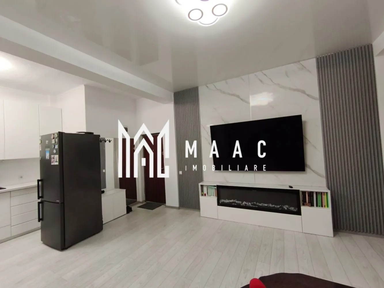 Apartament 2 camere I 55 mpu I Utilat I Parcare I Șelimbăr - MAAC Imobiliare propune spre vânzare un apartament situat chiar lângă mall-ul din Șelimbăr, o zonă excelentă atât pentru locuință proprie, cât și pentru investiție. 

Detalii apartament:
- suprafață utilă: 55 mp
- etaj: 1
- an construcție: 2021
- loc de parcare: inclus, amplasat sub balconul dormitorului

Compartimentare:
- living cu bucătărie open space
- dormitor
- baie
- 2 balcoane

Locuința este complet mobilată și utilată, cu electrocasnice noi, încă în garanție, televizoare OLED( unul de 195 cm), mobilier de bucătărie din MDF și mobilier pe comandă din lemn masiv în dormitor. Ușile interioare sunt de asemenea din lemn masiv, ceea ce conferă un plus de calitate și durabilitate. Spațiile sunt bine delimitate, iar zona este liniștită, cu toate facilitățile la îndemână.

Apartamentul se vinde exact cum se vede în poze, complet mobilat și utilat, fiind o variantă excelentă pentru cei care caută confort și accesibilitate într-o zonă premium.

Pentru mai multe detalii și pentru a programa o vizionare, contactați MAAC Imobiliare specificând ID CP2907622.