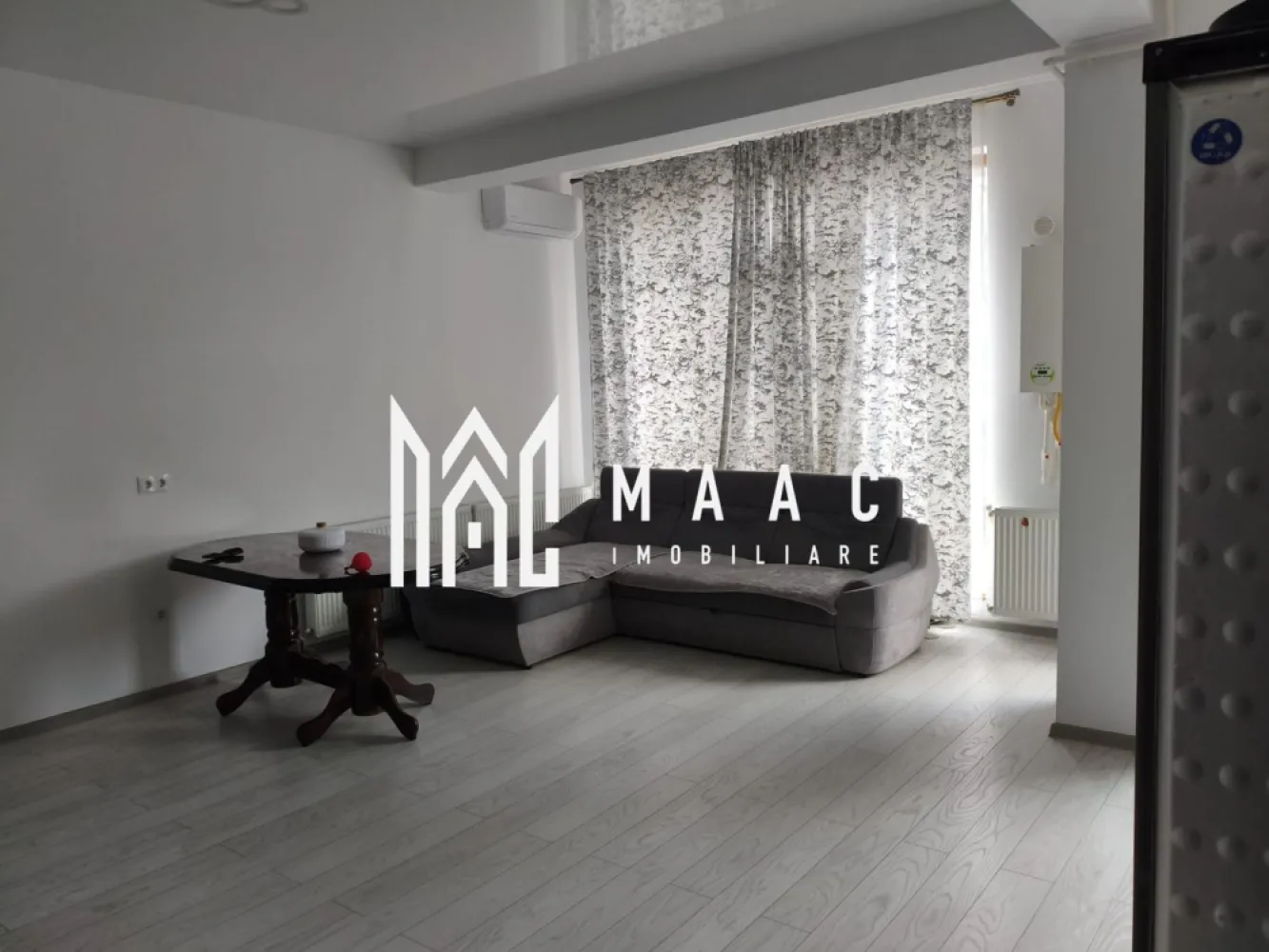 Apartament 2 camere I 55 mpu I Utilat I Parcare I Șelimbăr - MAAC Imobiliare propune spre vânzare un apartament situat chiar lângă mall-ul din Șelimbăr, o zonă excelentă atât pentru locuință proprie, cât și pentru investiție. 

Detalii apartament:
- suprafață utilă: 55 mp
- etaj: 1
- an construcție: 2021
- loc de parcare: inclus, amplasat sub balconul dormitorului

Compartimentare:
- living cu bucătărie open space
- dormitor
- baie
- 2 balcoane

Locuința este complet mobilată și utilată, cu electrocasnice noi, încă în garanție, televizoare OLED( unul de 195 cm), mobilier de bucătărie din MDF și mobilier pe comandă din lemn masiv în dormitor. Ușile interioare sunt de asemenea din lemn masiv, ceea ce conferă un plus de calitate și durabilitate. Spațiile sunt bine delimitate, iar zona este liniștită, cu toate facilitățile la îndemână.

Apartamentul se vinde exact cum se vede în poze, complet mobilat și utilat, fiind o variantă excelentă pentru cei care caută confort și accesibilitate într-o zonă premium.

Pentru mai multe detalii și pentru a programa o vizionare, contactați MAAC Imobiliare specificând ID CP2907622.