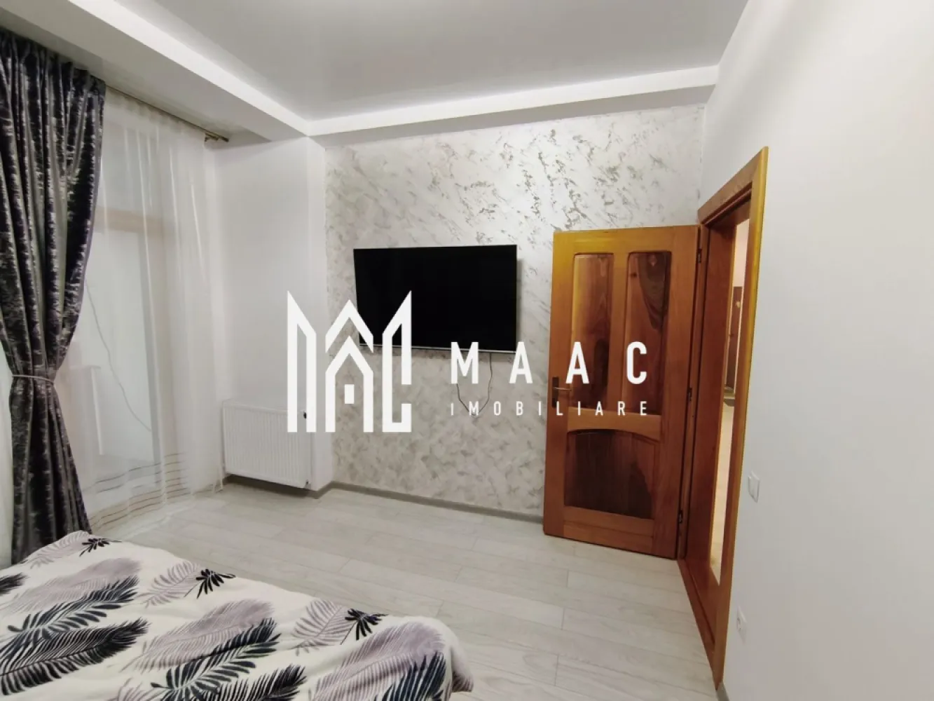 Apartament 2 camere I 55 mpu I Utilat I Parcare I Șelimbăr - MAAC Imobiliare propune spre vânzare un apartament situat chiar lângă mall-ul din Șelimbăr, o zonă excelentă atât pentru locuință proprie, cât și pentru investiție. 

Detalii apartament:
- suprafață utilă: 55 mp
- etaj: 1
- an construcție: 2021
- loc de parcare: inclus, amplasat sub balconul dormitorului

Compartimentare:
- living cu bucătărie open space
- dormitor
- baie
- 2 balcoane

Locuința este complet mobilată și utilată, cu electrocasnice noi, încă în garanție, televizoare OLED( unul de 195 cm), mobilier de bucătărie din MDF și mobilier pe comandă din lemn masiv în dormitor. Ușile interioare sunt de asemenea din lemn masiv, ceea ce conferă un plus de calitate și durabilitate. Spațiile sunt bine delimitate, iar zona este liniștită, cu toate facilitățile la îndemână.

Apartamentul se vinde exact cum se vede în poze, complet mobilat și utilat, fiind o variantă excelentă pentru cei care caută confort și accesibilitate într-o zonă premium.

Pentru mai multe detalii și pentru a programa o vizionare, contactați MAAC Imobiliare specificând ID CP2907622.