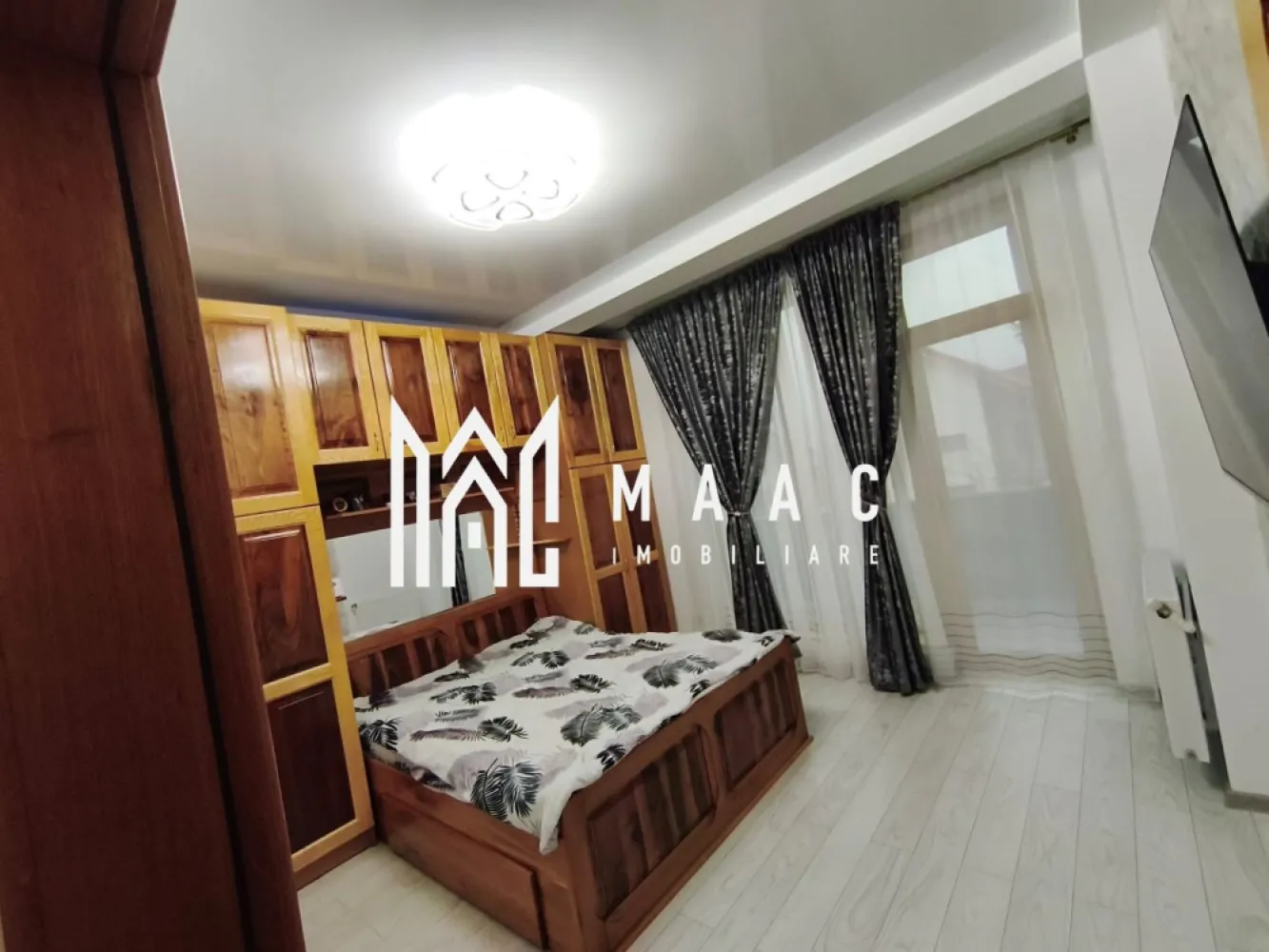 Apartament 2 camere I 55 mpu I Utilat I Parcare I Șelimbăr - MAAC Imobiliare propune spre vânzare un apartament situat chiar lângă mall-ul din Șelimbăr, o zonă excelentă atât pentru locuință proprie, cât și pentru investiție. 

Detalii apartament:
- suprafață utilă: 55 mp
- etaj: 1
- an construcție: 2021
- loc de parcare: inclus, amplasat sub balconul dormitorului

Compartimentare:
- living cu bucătărie open space
- dormitor
- baie
- 2 balcoane

Locuința este complet mobilată și utilată, cu electrocasnice noi, încă în garanție, televizoare OLED( unul de 195 cm), mobilier de bucătărie din MDF și mobilier pe comandă din lemn masiv în dormitor. Ușile interioare sunt de asemenea din lemn masiv, ceea ce conferă un plus de calitate și durabilitate. Spațiile sunt bine delimitate, iar zona este liniștită, cu toate facilitățile la îndemână.

Apartamentul se vinde exact cum se vede în poze, complet mobilat și utilat, fiind o variantă excelentă pentru cei care caută confort și accesibilitate într-o zonă premium.

Pentru mai multe detalii și pentru a programa o vizionare, contactați MAAC Imobiliare specificând ID CP2907622.