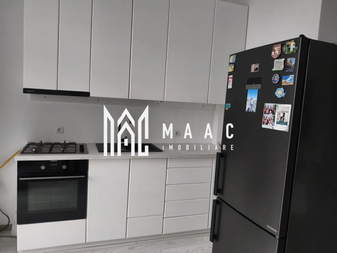 Apartament 2 camere I 55 mpu I Utilat I Parcare I Șelimbăr - MAAC Imobiliare propune spre vânzare un apartament situat chiar lângă mall-ul din Șelimbăr, o zonă excelentă atât pentru locuință proprie, cât și pentru investiție. 

Detalii apartament:
- suprafață utilă: 55 mp
- etaj: 1
- an construcție: 2021
- loc de parcare: inclus, amplasat sub balconul dormitorului

Compartimentare:
- living cu bucătărie open space
- dormitor
- baie
- 2 balcoane

Locuința este complet mobilată și utilată, cu electrocasnice noi, încă în garanție, televizoare OLED( unul de 195 cm), mobilier de bucătărie din MDF și mobilier pe comandă din lemn masiv în dormitor. Ușile interioare sunt de asemenea din lemn masiv, ceea ce conferă un plus de calitate și durabilitate. Spațiile sunt bine delimitate, iar zona este liniștită, cu toate facilitățile la îndemână.

Apartamentul se vinde exact cum se vede în poze, complet mobilat și utilat, fiind o variantă excelentă pentru cei care caută confort și accesibilitate într-o zonă premium.

Pentru mai multe detalii și pentru a programa o vizionare, contactați MAAC Imobiliare specificând ID CP2907622.