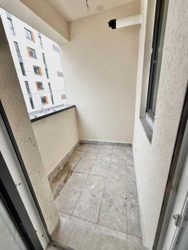 Garsoniera cartier Militari Residence- mutare imediata!! - TVA INCLUS !! Vă prezentăm o garsonieră deosebită, situată în cartierul Militari Residence, într-un bloc modern cu regim de înălțime P+6, poziționat strategic pentru a vă oferi confort și accesibilitate. Detalii proprietate: - Tip: Garsonieră - Etaj: 1 - Finalizata - mutare imediata !! - Locație: Militari Residence Avantaje: - Bloc nou, construit cu materiale de calitate, garantând un standard ridicat de confort. - Poziție excelentă, în imediata apropiere a mijloacelor de transport în comun, pentru o deplasare facilă către orice zonă a orașului. - Acces rapid la instituții educaționale (școli publice), centre comerciale, supermarketuri și mall-uri. - Zonă liniștită, ideală pentru locuit sau investiție. Acum este momentul să achiziționați locuința visurilor dumneavoastră! Contactați-ne pentru mai multe detalii și programarea unei vizionări.