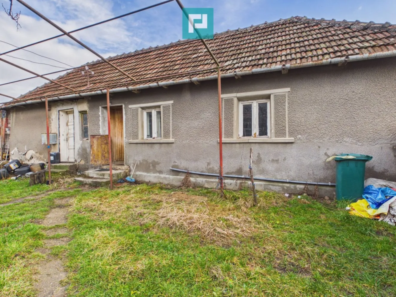 Casă cu teren generos, 4.000 mp, Chijic – Bihor - Se oferă spre vânzare casă situată în localitatea Chijic, județul Bihor, la doar 19 km de Oradea, cu acces rapid pe drum nou, asfaltat.

Imobilul are o suprafață construită de aproximativ 102 mp și este compartimentat în 6 camere, dintre care 3 dormitoare, bucătărie, spații auxiliare și anexe gospodărești. Proprietatea este amplasată pe un teren intravilan generos, în suprafață de 4.000 mp, oferind multiple posibilități de utilizare: rezidențial, investiție, activități agricole sau recreative.

Construcția este una modestă și necesită renovare substanțială, fiind ideală pentru cumpărătorii care doresc să își personalizeze locuința sau să dezvolte un proiect pe termen lung într-o zonă liniștită, cu aer curat și vecinătate redusă.

Avantaje:

acces facil din Oradea

teren intravilan de mari dimensiuni

zonă liniștită, potrivită pentru locuire sau investiție

potențial ridicat de valorificare după renovare

Proprietatea se adresează celor care caută spațiu, intimitate și oportunitatea de a crea un cămin sau un proiect adaptat propriilor nevoi.

Diana Dragos - Consultant Imobiliar Property Lab
Telefon - 0740572192
E-mail - diana.dragos@propertylab.ro
COD - CP2903907