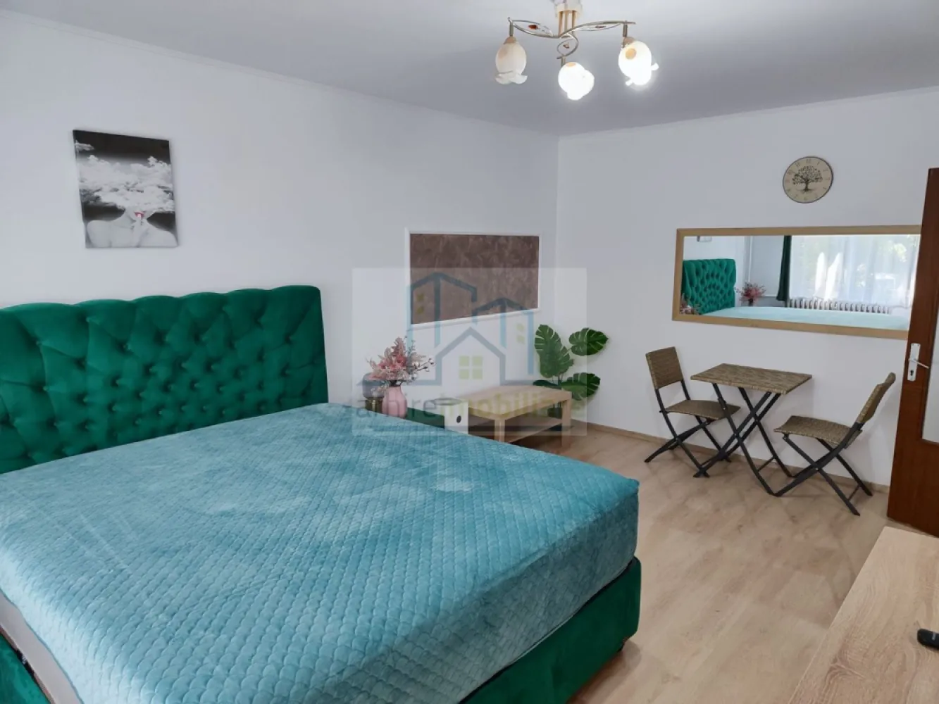Garsonieră modernă de închiriat – Aleea Fetești 14-16 | Metrou 1 Decem - Agentia Arhire Imobiliare va propune spre închiriere o garsonieră situată la parter înalt al unui imobil cu 4 etaje, pe Aleea Fetești nr. 14-16, într-o zonă liniștită și foarte bine conectată la mijloacele de transport și punctele de interes din zonă.

Locuința se închiriază complet mobilată și utilată, exact conform fotografiilor, fiind pregătită pentru mutare imediată.

Avantaje locație:

Metrou 1 Decembrie – aproximativ 5 minute de mers pe jos
Auchan – 2-3 minute
Profi – 2 minute
Mega Image – 2 minute

Detalii:

Parter înalt / 4 etaje

Complet mobilată și utilată

Disponibilă imediat

Nu se acceptă animale de companie

Preț chirie: 2.500 RON/lună, ușor negociabil.

Conditii de plata : 1 luna chirie + 1 luna avans

Comision agentie : 50% din prima chirie 

Pentru mai multe detalii sau programarea unei vizionări, vă stăm la dispoziție.