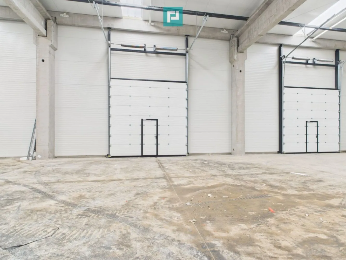 Hală industrială nouă 200mp Săcălaz - Hală industrială nouă 200mp – Zona Industrială Săcălaz

Dacă sunteți în căutarea unei hale moderne și bine echipate, vă oferim spre închiriere o hală industrială nouă, situată în zona industrială Săcălaz. Aceasta este ideală pentru activități de depozitare, producție sau diverse operațiuni comerciale.

Caracteristici principale:
• Suprafață utilă: 200 mp
• Construcție modernă din panouri sandwich de 100/120 mm, montate pe o structură solidă din grinzi de beton
• Izolație termică eficientă, asigurând confort și reducerea costurilor de întreținere
• Podea din beton, rezistentă la trafic industrial
• Înălțime generoasă: 8 m la coamă, 7 m la streașină

Facilități și accesibilitate:
• Poartă de acces TIR (5 x 4.5 m), facilitând încărcarea și descărcarea rapidă
• Iluminatoare naturale, oferind o bună vizibilitate și reducerea consumului de energie
• Utilități disponibile: curent trifazic și apă
• Putere instalată: 15 KW/h, cu posibilitate de extindere la cerere

Această hală este soluția perfectă pentru afacerea dumneavoastră! Contactați-ne pentru mai multe detalii și pentru a programa o vizionare. 
Contactează-mă pentru mai multe informații și pentru a stabili o întâlnire pentru a viziona proprietatea.

Remus Beiusanu: 0785.997.537
remus.beiusanu@propertylab.ro
CP2900356