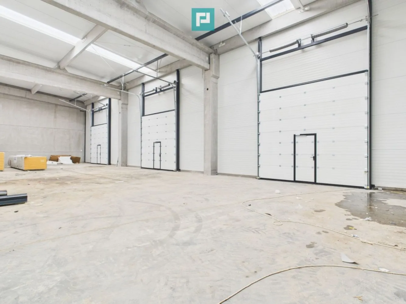 Hală industrială nouă 200mp Săcălaz - Hală industrială nouă 200mp – Zona Industrială Săcălaz

Dacă sunteți în căutarea unei hale moderne și bine echipate, vă oferim spre închiriere o hală industrială nouă, situată în zona industrială Săcălaz. Aceasta este ideală pentru activități de depozitare, producție sau diverse operațiuni comerciale.

Caracteristici principale:
• Suprafață utilă: 200 mp
• Construcție modernă din panouri sandwich de 100/120 mm, montate pe o structură solidă din grinzi de beton
• Izolație termică eficientă, asigurând confort și reducerea costurilor de întreținere
• Podea din beton, rezistentă la trafic industrial
• Înălțime generoasă: 8 m la coamă, 7 m la streașină

Facilități și accesibilitate:
• Poartă de acces TIR (5 x 4.5 m), facilitând încărcarea și descărcarea rapidă
• Iluminatoare naturale, oferind o bună vizibilitate și reducerea consumului de energie
• Utilități disponibile: curent trifazic și apă
• Putere instalată: 15 KW/h, cu posibilitate de extindere la cerere

Această hală este soluția perfectă pentru afacerea dumneavoastră! Contactați-ne pentru mai multe detalii și pentru a programa o vizionare. 
Contactează-mă pentru mai multe informații și pentru a stabili o întâlnire pentru a viziona proprietatea.

Remus Beiusanu: 0785.997.537
remus.beiusanu@propertylab.ro
CP2900356