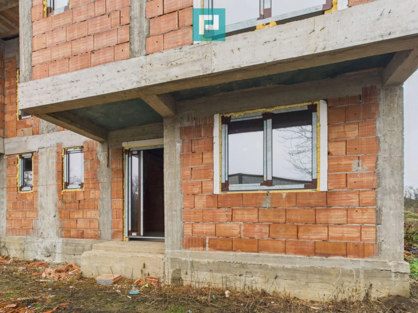 Duplex solid 120 mp, intimitate și calm in Chisoda - Acest duplex solid, foarte retras, construit cu grijă pentru viitorul tău, este exact un astfel de loc.
 
 Dublu izolat față de peretele vecinului, aici liniștea nu e doar o promisiune – e realitate.

 Construcție gândită pentru tine:

 Zidărie din cărămidă, cu izolație completă, pentru stabilitate și confort

 Pereți interiori din cărămidă cu vată bazaltică, pentru căldură iarna, răcoare vara și liniște deplină

 Ferestre Salamander tripan, care lasă lumina să pătrundă și zgomotul să rămână afară

 Ușă metalică la intrare și uși interioare MDF, solide și elegante

 Acoperiș din țiglă de beton, durabil și rezistent în timp

 Ce îl face cu adevărat special:

 Dublă izolare față de vecin, pentru intimitate totală

 Foarte retras, departe de agitație

 Spațiu gândit să fie refugiu, loc de liniște și confort pentru familie

 Este un duplex pentru cei care:

vor să vină acasă și să simtă pacea și căldura unui adevărat cămin

caută un loc sigur, solid și durabil, construit cu grijă

apreciază intimitatea și liniștea, dar nu vor să renunțe la confort

 Contactează-mă pentru vizionare și vino să simți cu propriii ochi cum e să locuiești într-un spațiu construit cu adevărat pentru tine și cei dragi.

 Consultant imobiliar : Laurentiu Caraman

 Telefon : 0721824896

 Email : laurentiu.caraman@propertylab.ro

 CP2899947