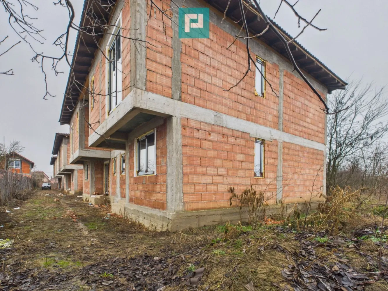 Duplex solid 120 mp, intimitate și calm in Chisoda - Acest duplex solid, foarte retras, construit cu grijă pentru viitorul tău, este exact un astfel de loc.
 
 Dublu izolat față de peretele vecinului, aici liniștea nu e doar o promisiune – e realitate.

 Construcție gândită pentru tine:

 Zidărie din cărămidă, cu izolație completă, pentru stabilitate și confort

 Pereți interiori din cărămidă cu vată bazaltică, pentru căldură iarna, răcoare vara și liniște deplină

 Ferestre Salamander tripan, care lasă lumina să pătrundă și zgomotul să rămână afară

 Ușă metalică la intrare și uși interioare MDF, solide și elegante

 Acoperiș din țiglă de beton, durabil și rezistent în timp

 Ce îl face cu adevărat special:

 Dublă izolare față de vecin, pentru intimitate totală

 Foarte retras, departe de agitație

 Spațiu gândit să fie refugiu, loc de liniște și confort pentru familie

 Este un duplex pentru cei care:

vor să vină acasă și să simtă pacea și căldura unui adevărat cămin

caută un loc sigur, solid și durabil, construit cu grijă

apreciază intimitatea și liniștea, dar nu vor să renunțe la confort

 Contactează-mă pentru vizionare și vino să simți cu propriii ochi cum e să locuiești într-un spațiu construit cu adevărat pentru tine și cei dragi.

 Consultant imobiliar : Laurentiu Caraman

 Telefon : 0721824896

 Email : laurentiu.caraman@propertylab.ro

 CP2899947