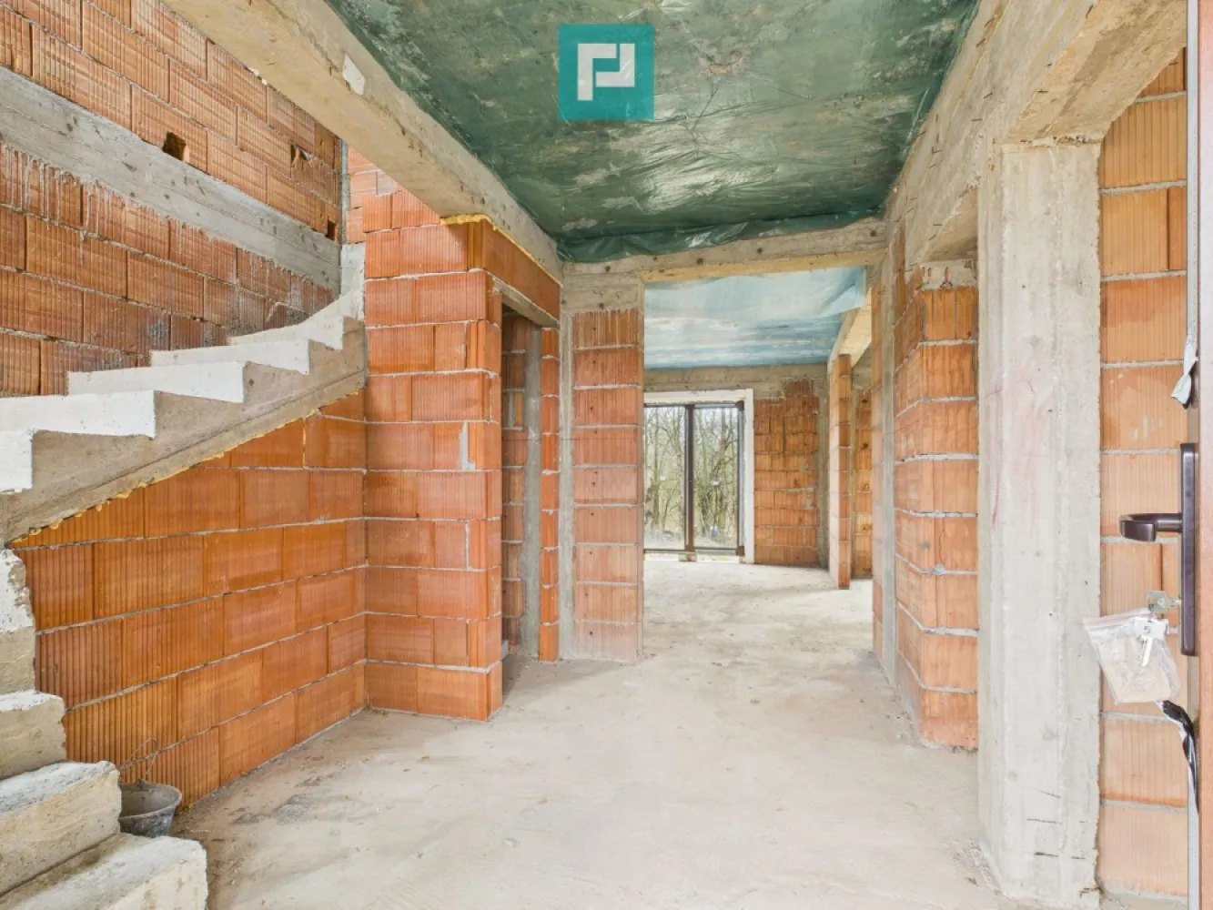 Duplex solid 120 mp, intimitate și calm in Chisoda - Acest duplex solid, foarte retras, construit cu grijă pentru viitorul tău, este exact un astfel de loc.
 
 Dublu izolat față de peretele vecinului, aici liniștea nu e doar o promisiune – e realitate.

 Construcție gândită pentru tine:

 Zidărie din cărămidă, cu izolație completă, pentru stabilitate și confort

 Pereți interiori din cărămidă cu vată bazaltică, pentru căldură iarna, răcoare vara și liniște deplină

 Ferestre Salamander tripan, care lasă lumina să pătrundă și zgomotul să rămână afară

 Ușă metalică la intrare și uși interioare MDF, solide și elegante

 Acoperiș din țiglă de beton, durabil și rezistent în timp

 Ce îl face cu adevărat special:

 Dublă izolare față de vecin, pentru intimitate totală

 Foarte retras, departe de agitație

 Spațiu gândit să fie refugiu, loc de liniște și confort pentru familie

 Este un duplex pentru cei care:

vor să vină acasă și să simtă pacea și căldura unui adevărat cămin

caută un loc sigur, solid și durabil, construit cu grijă

apreciază intimitatea și liniștea, dar nu vor să renunțe la confort

 Contactează-mă pentru vizionare și vino să simți cu propriii ochi cum e să locuiești într-un spațiu construit cu adevărat pentru tine și cei dragi.

 Consultant imobiliar : Laurentiu Caraman

 Telefon : 0721824896

 Email : laurentiu.caraman@propertylab.ro

 CP2899947