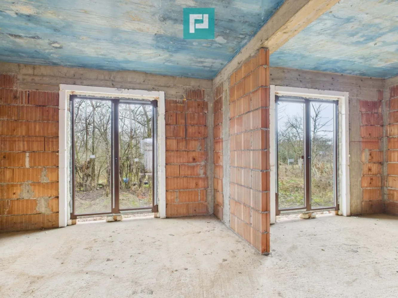 Duplex solid 120 mp, intimitate și calm in Chisoda - Acest duplex solid, foarte retras, construit cu grijă pentru viitorul tău, este exact un astfel de loc.
 
 Dublu izolat față de peretele vecinului, aici liniștea nu e doar o promisiune – e realitate.

 Construcție gândită pentru tine:

 Zidărie din cărămidă, cu izolație completă, pentru stabilitate și confort

 Pereți interiori din cărămidă cu vată bazaltică, pentru căldură iarna, răcoare vara și liniște deplină

 Ferestre Salamander tripan, care lasă lumina să pătrundă și zgomotul să rămână afară

 Ușă metalică la intrare și uși interioare MDF, solide și elegante

 Acoperiș din țiglă de beton, durabil și rezistent în timp

 Ce îl face cu adevărat special:

 Dublă izolare față de vecin, pentru intimitate totală

 Foarte retras, departe de agitație

 Spațiu gândit să fie refugiu, loc de liniște și confort pentru familie

 Este un duplex pentru cei care:

vor să vină acasă și să simtă pacea și căldura unui adevărat cămin

caută un loc sigur, solid și durabil, construit cu grijă

apreciază intimitatea și liniștea, dar nu vor să renunțe la confort

 Contactează-mă pentru vizionare și vino să simți cu propriii ochi cum e să locuiești într-un spațiu construit cu adevărat pentru tine și cei dragi.

 Consultant imobiliar : Laurentiu Caraman

 Telefon : 0721824896

 Email : laurentiu.caraman@propertylab.ro

 CP2899947