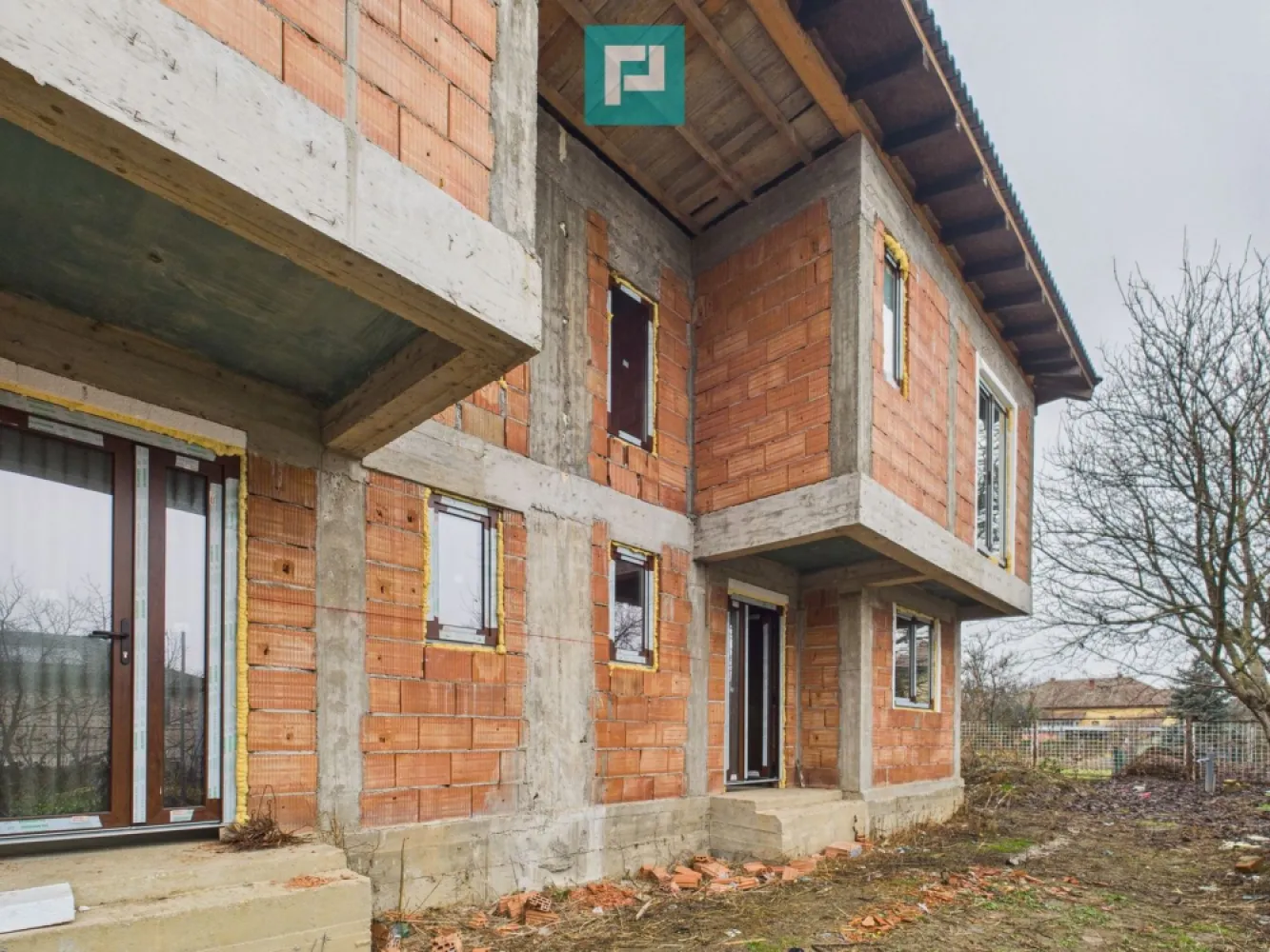 Duplex solid 120 mp, intimitate și calm in Chisoda - Acest duplex solid, foarte retras, construit cu grijă pentru viitorul tău, este exact un astfel de loc.
 
 Dublu izolat față de peretele vecinului, aici liniștea nu e doar o promisiune – e realitate.

 Construcție gândită pentru tine:

 Zidărie din cărămidă, cu izolație completă, pentru stabilitate și confort

 Pereți interiori din cărămidă cu vată bazaltică, pentru căldură iarna, răcoare vara și liniște deplină

 Ferestre Salamander tripan, care lasă lumina să pătrundă și zgomotul să rămână afară

 Ușă metalică la intrare și uși interioare MDF, solide și elegante

 Acoperiș din țiglă de beton, durabil și rezistent în timp

 Ce îl face cu adevărat special:

 Dublă izolare față de vecin, pentru intimitate totală

 Foarte retras, departe de agitație

 Spațiu gândit să fie refugiu, loc de liniște și confort pentru familie

 Este un duplex pentru cei care:

vor să vină acasă și să simtă pacea și căldura unui adevărat cămin

caută un loc sigur, solid și durabil, construit cu grijă

apreciază intimitatea și liniștea, dar nu vor să renunțe la confort

 Contactează-mă pentru vizionare și vino să simți cu propriii ochi cum e să locuiești într-un spațiu construit cu adevărat pentru tine și cei dragi.

 Consultant imobiliar : Laurentiu Caraman

 Telefon : 0721824896

 Email : laurentiu.caraman@propertylab.ro

 CP2899947