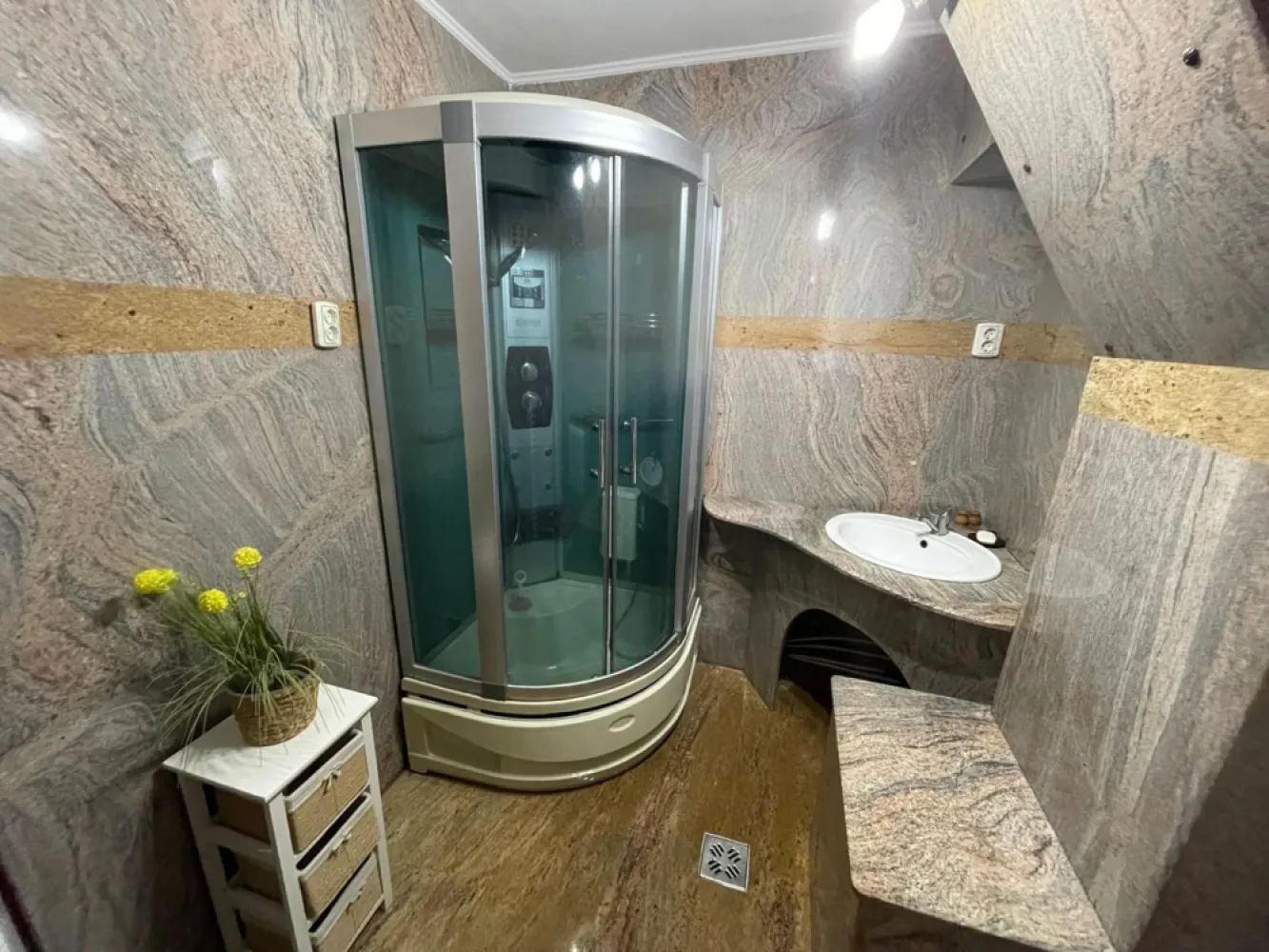 Apartament 2 camere decomandat-zona Spitalul Judetean-125.500 euro neg - 🏡 Apartament 2 camere decomandat – Zona Spitalului Clinic Oradea

💰 Preț: 125.500 € negociabil
✅ Comision 0%

De ce să-l alegi:
✨ Suprafață generoasă: 66 mp + 2 balcoane închise
✨ Etaj 1 din 4 – ideal pentru liniște și lumină naturală
✨ Apartament complet mobilat și utilat – gata de mutat
✨ Finisaje moderne: parchet masiv, granit premium, uși lemn, ferestre PVC

Compartimentare inteligentă:
🛏 2 dormitoare
🍳 Bucătărie extinsă
🚿 Baie cu duș
🛋 Hol spațios la intrare
🌿 2 balcoane închise

Avantaje suplimentare:
🚶‍♂️ Acces rapid la Spitalul Clinic Județean Oradea
🚌 Transport în comun la doi pași
🛒 Magazine, clinici și saloane în apropiere
🏢 Etaj intermediar – confort și intimitate

📞 Contact: Sorin Gligor – 0731 290 032

🔑 Gata de mutat și ideal pentru locuit sau investiție!