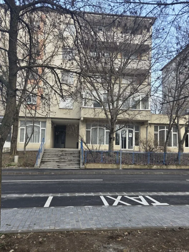 Apartament 2 camere decomandat-zona Spitalul Judetean-125.500 euro neg - 🏡 Apartament 2 camere decomandat – Zona Spitalului Clinic Oradea

💰 Preț: 125.500 € negociabil
✅ Comision 0%

De ce să-l alegi:
✨ Suprafață generoasă: 66 mp + 2 balcoane închise
✨ Etaj 1 din 4 – ideal pentru liniște și lumină naturală
✨ Apartament complet mobilat și utilat – gata de mutat
✨ Finisaje moderne: parchet masiv, granit premium, uși lemn, ferestre PVC

Compartimentare inteligentă:
🛏 2 dormitoare
🍳 Bucătărie extinsă
🚿 Baie cu duș
🛋 Hol spațios la intrare
🌿 2 balcoane închise

Avantaje suplimentare:
🚶‍♂️ Acces rapid la Spitalul Clinic Județean Oradea
🚌 Transport în comun la doi pași
🛒 Magazine, clinici și saloane în apropiere
🏢 Etaj intermediar – confort și intimitate

📞 Contact: Sorin Gligor – 0731 290 032

🔑 Gata de mutat și ideal pentru locuit sau investiție!