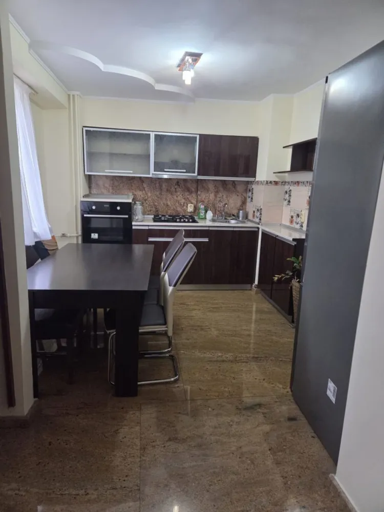 Apartament 2 camere decomandat-zona Spitalul Judetean-125.500 euro neg - 🏡 Apartament 2 camere decomandat – Zona Spitalului Clinic Oradea

💰 Preț: 125.500 € negociabil
✅ Comision 0%

De ce să-l alegi:
✨ Suprafață generoasă: 66 mp + 2 balcoane închise
✨ Etaj 1 din 4 – ideal pentru liniște și lumină naturală
✨ Apartament complet mobilat și utilat – gata de mutat
✨ Finisaje moderne: parchet masiv, granit premium, uși lemn, ferestre PVC

Compartimentare inteligentă:
🛏 2 dormitoare
🍳 Bucătărie extinsă
🚿 Baie cu duș
🛋 Hol spațios la intrare
🌿 2 balcoane închise

Avantaje suplimentare:
🚶‍♂️ Acces rapid la Spitalul Clinic Județean Oradea
🚌 Transport în comun la doi pași
🛒 Magazine, clinici și saloane în apropiere
🏢 Etaj intermediar – confort și intimitate

📞 Contact: Sorin Gligor – 0731 290 032

🔑 Gata de mutat și ideal pentru locuit sau investiție!