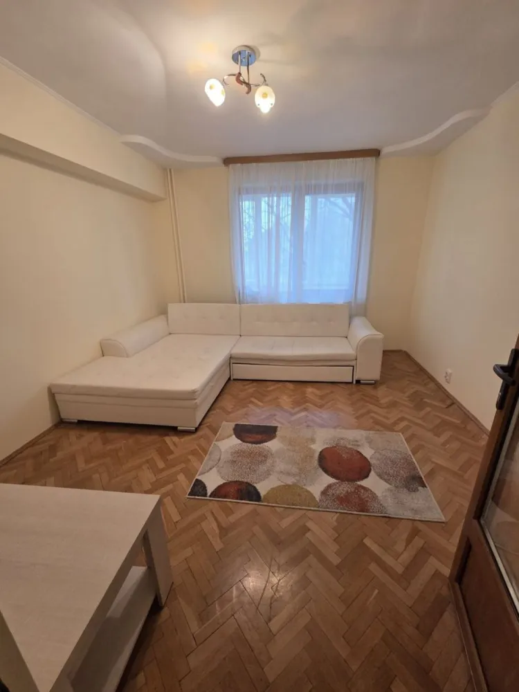 Apartament 2 camere decomandat-zona Spitalul Judetean-125.500 euro neg - 🏡 Apartament 2 camere decomandat – Zona Spitalului Clinic Oradea

💰 Preț: 125.500 € negociabil
✅ Comision 0%

De ce să-l alegi:
✨ Suprafață generoasă: 66 mp + 2 balcoane închise
✨ Etaj 1 din 4 – ideal pentru liniște și lumină naturală
✨ Apartament complet mobilat și utilat – gata de mutat
✨ Finisaje moderne: parchet masiv, granit premium, uși lemn, ferestre PVC

Compartimentare inteligentă:
🛏 2 dormitoare
🍳 Bucătărie extinsă
🚿 Baie cu duș
🛋 Hol spațios la intrare
🌿 2 balcoane închise

Avantaje suplimentare:
🚶‍♂️ Acces rapid la Spitalul Clinic Județean Oradea
🚌 Transport în comun la doi pași
🛒 Magazine, clinici și saloane în apropiere
🏢 Etaj intermediar – confort și intimitate

📞 Contact: Sorin Gligor – 0731 290 032

🔑 Gata de mutat și ideal pentru locuit sau investiție!