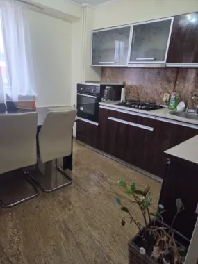 Apartament 2 camere decomandat-zona Spitalul Judetean-125.500 euro neg