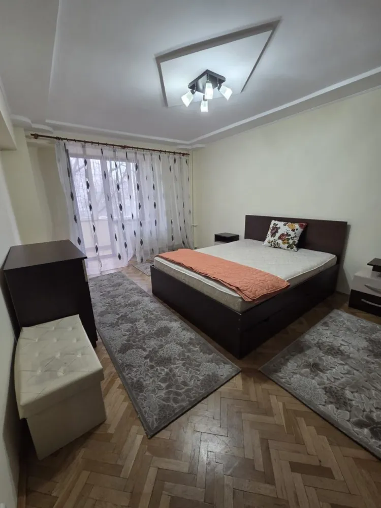 Apartament 2 camere decomandat-zona Spitalul Judetean-125.500 euro neg