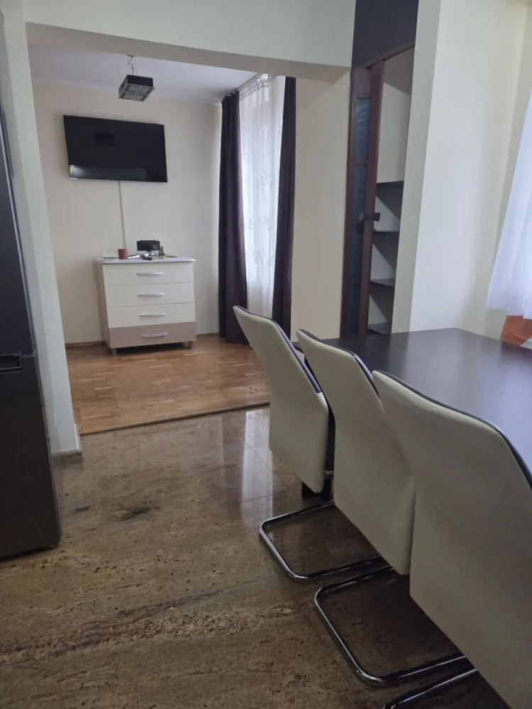 Apartament 2 camere decomandat-zona Spitalul Judetean-125.500 euro neg