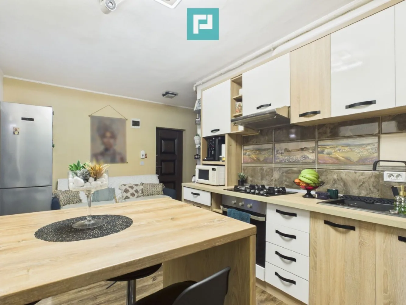 Apartament cu 2 camere la bloc nou în Pârneava - Vă propunem un apartament cu 2 camere, situat în cartierul Parneava, la etajul 2 din 3, într-un bloc nou, construit în anul 2018.

Apartamentul are o suprafață utilă de 45 mp și este complet mobilat și utilat, fiind pregătit pentru mutare imediată. Beneficiază de mobilier modern, electrocasnice, centrală proprie pe gaz, geamuri termopan și balcon închis, oferind un nivel ridicat de confort.

Caracteristici:

2 camere

Suprafață utilă: 45 mp

Etaj 2 din 3

Balcon închis

Centrală proprie pe gaz

Geamuri termopan

Mobilat și utilat complet

Bloc nou – construcție 2018

Apartamentul este ideal atât pentru locuință proprie, cât și pentru investiție, fiind amplasat într-o zonă liniștită, cu acces facil către principalele puncte de interes.

Pentru mai multe informații, sunați sau scrieți la:

Szekeres Carol
Telefon: 0729 966 649
E-mail: carol.szekeres@propertylab.ro

Cristina Sipea
Telefon: 0741 688 040
E-mail: cristina.sipea@gmail.com
CP2898390