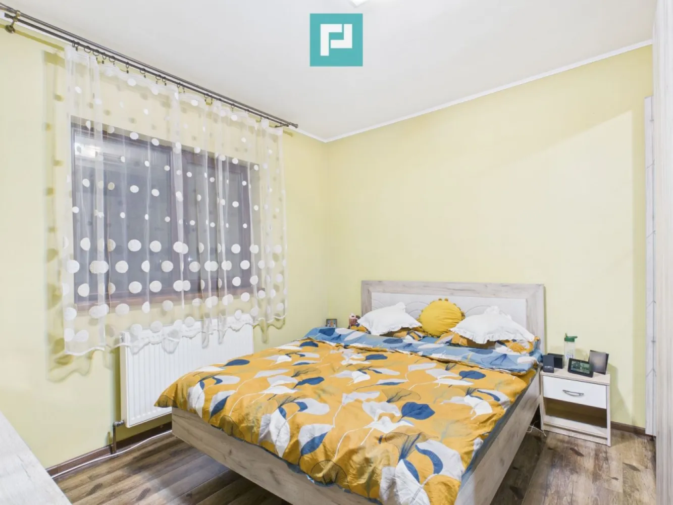 Apartament cu 2 camere la bloc nou în Pârneava - Vă propunem un apartament cu 2 camere, situat în cartierul Parneava, la etajul 2 din 3, într-un bloc nou, construit în anul 2018.

Apartamentul are o suprafață utilă de 45 mp și este complet mobilat și utilat, fiind pregătit pentru mutare imediată. Beneficiază de mobilier modern, electrocasnice, centrală proprie pe gaz, geamuri termopan și balcon închis, oferind un nivel ridicat de confort.

Caracteristici:

2 camere

Suprafață utilă: 45 mp

Etaj 2 din 3

Balcon închis

Centrală proprie pe gaz

Geamuri termopan

Mobilat și utilat complet

Bloc nou – construcție 2018

Apartamentul este ideal atât pentru locuință proprie, cât și pentru investiție, fiind amplasat într-o zonă liniștită, cu acces facil către principalele puncte de interes.

Pentru mai multe informații, sunați sau scrieți la:

Szekeres Carol
Telefon: 0729 966 649
E-mail: carol.szekeres@propertylab.ro

Cristina Sipea
Telefon: 0741 688 040
E-mail: cristina.sipea@gmail.com
CP2898390
