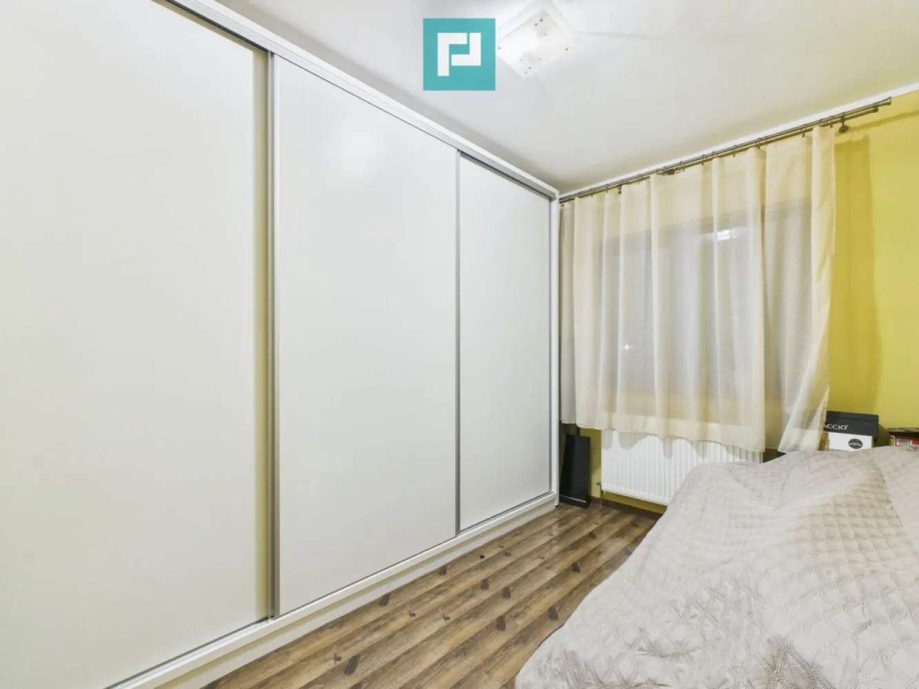 Apartament cu 2 camere la bloc nou în Pârneava - Vă propunem un apartament cu 2 camere, situat în cartierul Parneava, la etajul 2 din 3, într-un bloc nou, construit în anul 2018.

Apartamentul are o suprafață utilă de 45 mp și este complet mobilat și utilat, fiind pregătit pentru mutare imediată. Beneficiază de mobilier modern, electrocasnice, centrală proprie pe gaz, geamuri termopan și balcon închis, oferind un nivel ridicat de confort.

Caracteristici:

2 camere

Suprafață utilă: 45 mp

Etaj 2 din 3

Balcon închis

Centrală proprie pe gaz

Geamuri termopan

Mobilat și utilat complet

Bloc nou – construcție 2018

Apartamentul este ideal atât pentru locuință proprie, cât și pentru investiție, fiind amplasat într-o zonă liniștită, cu acces facil către principalele puncte de interes.

Pentru mai multe informații, sunați sau scrieți la:

Szekeres Carol
Telefon: 0729 966 649
E-mail: carol.szekeres@propertylab.ro

Cristina Sipea
Telefon: 0741 688 040
E-mail: cristina.sipea@gmail.com
CP2898390
