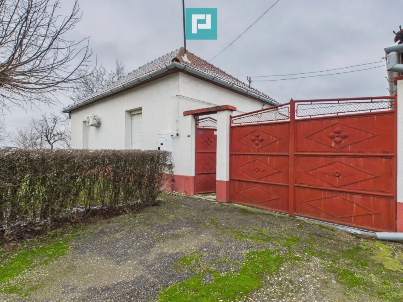 Casă cu 2 corpuri și 5 camere în Livada - Se oferă spre vânzare proprietate situată în localitatea Livada, compusă din două corpuri de clădire, ideale pentru două familii care doresc să locuiască împreună, dar cu un grad de independență.

Construcția este realizată astfel:

un corp din văiugă

un corp din cărămidă

Suprafața totală utilă este de 156 mp, compartimentată în:

5 camere

2 bucătării

2 băi

Imobilul dispune de geamuri termopan, asigurând confort termic și fonic sporit.

Utilități disponibile: gaz, curent electric, apă și canalizare.

Terenul are o suprafață de 834 mp, cu grădină generoasă, ideală pentru relaxare sau diverse amenajări. Proprietatea este situată într-o zonă liniștită, potrivită pentru locuire permanentă.

Această proprietate reprezintă o soluție foarte bună pentru două familii sau pentru o familie extinsă.

Consultanți imobiliari:

Szekeres Carol
Telefon: 0729 966 649
Email: carol.szekeres@propertylab.ro

Cristina Sipea
Telefon: 0741 688 040
Email: cristina.sipea@propertylab.ro
CP2895349