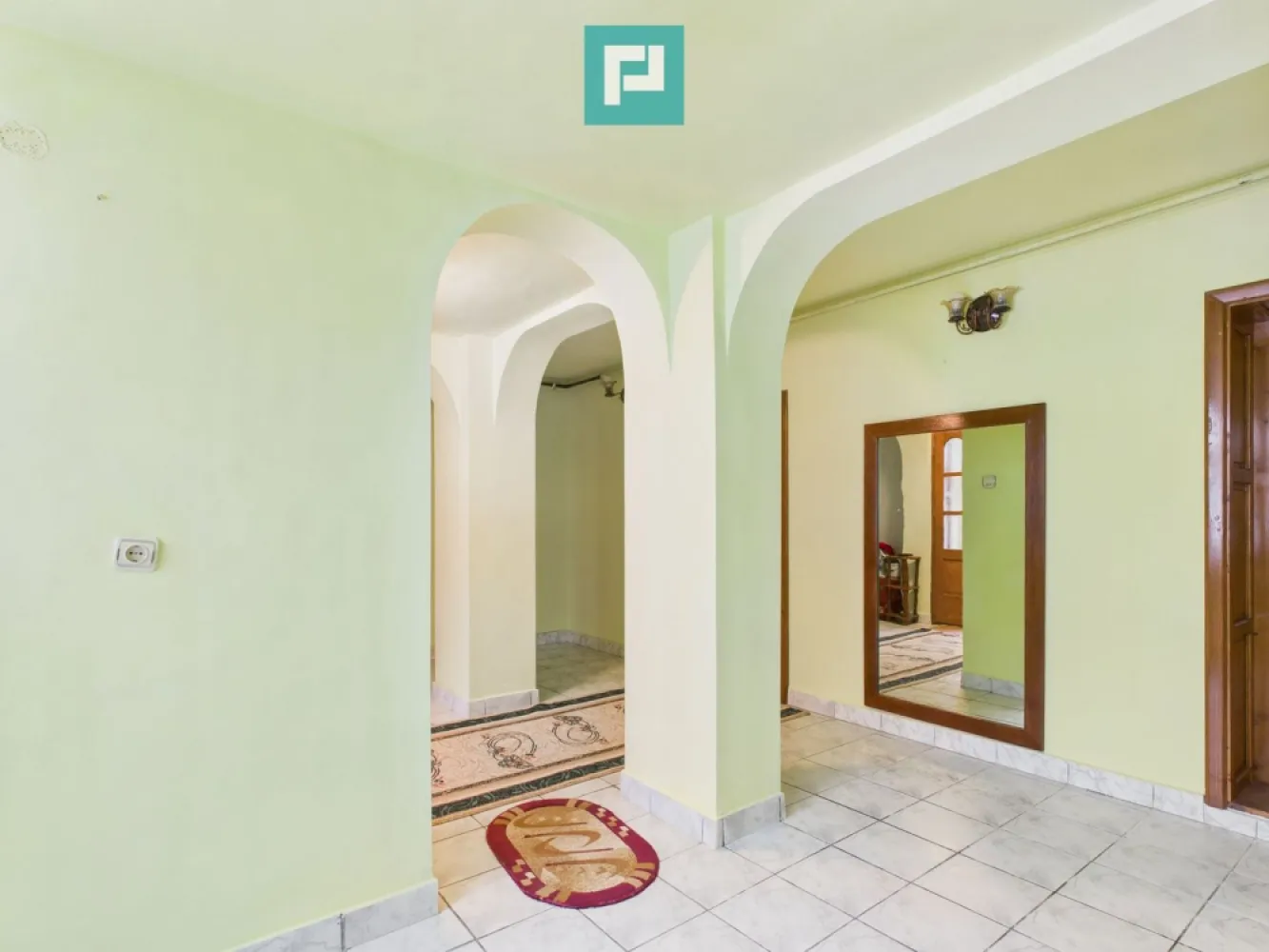 Casă cu 2 corpuri și 5 camere în Livada - Se oferă spre vânzare proprietate situată în localitatea Livada, compusă din două corpuri de clădire, ideale pentru două familii care doresc să locuiască împreună, dar cu un grad de independență.

Construcția este realizată astfel:

un corp din văiugă

un corp din cărămidă

Suprafața totală utilă este de 156 mp, compartimentată în:

5 camere

2 bucătării

2 băi

Imobilul dispune de geamuri termopan, asigurând confort termic și fonic sporit.

Utilități disponibile: gaz, curent electric, apă și canalizare.

Terenul are o suprafață de 834 mp, cu grădină generoasă, ideală pentru relaxare sau diverse amenajări. Proprietatea este situată într-o zonă liniștită, potrivită pentru locuire permanentă.

Această proprietate reprezintă o soluție foarte bună pentru două familii sau pentru o familie extinsă.

Consultanți imobiliari:

Szekeres Carol
Telefon: 0729 966 649
Email: carol.szekeres@propertylab.ro

Cristina Sipea
Telefon: 0741 688 040
Email: cristina.sipea@propertylab.ro
CP2895349