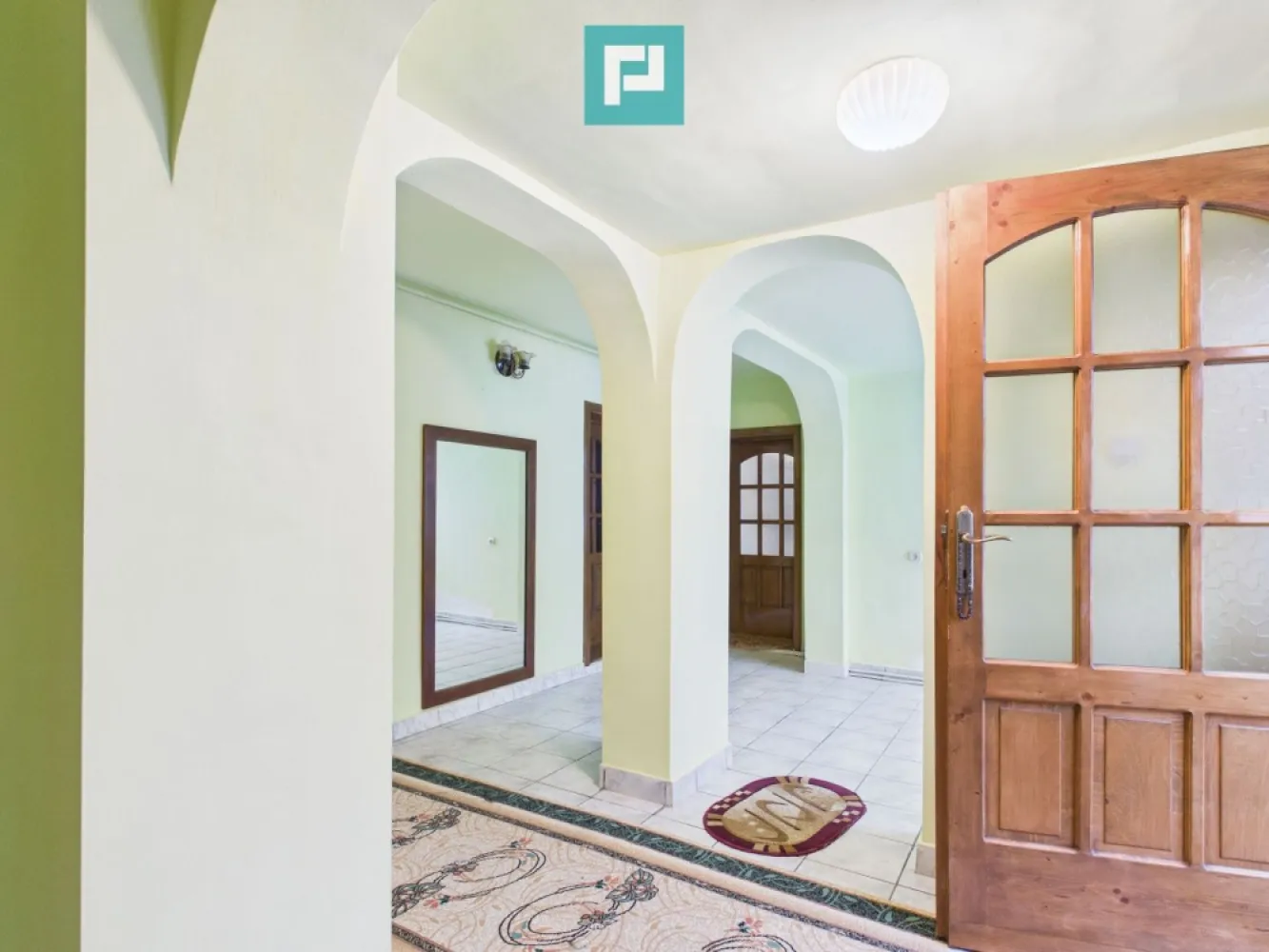 Casă cu 2 corpuri și 5 camere în Livada - Se oferă spre vânzare proprietate situată în localitatea Livada, compusă din două corpuri de clădire, ideale pentru două familii care doresc să locuiască împreună, dar cu un grad de independență.

Construcția este realizată astfel:

un corp din văiugă

un corp din cărămidă

Suprafața totală utilă este de 156 mp, compartimentată în:

5 camere

2 bucătării

2 băi

Imobilul dispune de geamuri termopan, asigurând confort termic și fonic sporit.

Utilități disponibile: gaz, curent electric, apă și canalizare.

Terenul are o suprafață de 834 mp, cu grădină generoasă, ideală pentru relaxare sau diverse amenajări. Proprietatea este situată într-o zonă liniștită, potrivită pentru locuire permanentă.

Această proprietate reprezintă o soluție foarte bună pentru două familii sau pentru o familie extinsă.

Consultanți imobiliari:

Szekeres Carol
Telefon: 0729 966 649
Email: carol.szekeres@propertylab.ro

Cristina Sipea
Telefon: 0741 688 040
Email: cristina.sipea@propertylab.ro
CP2895349
