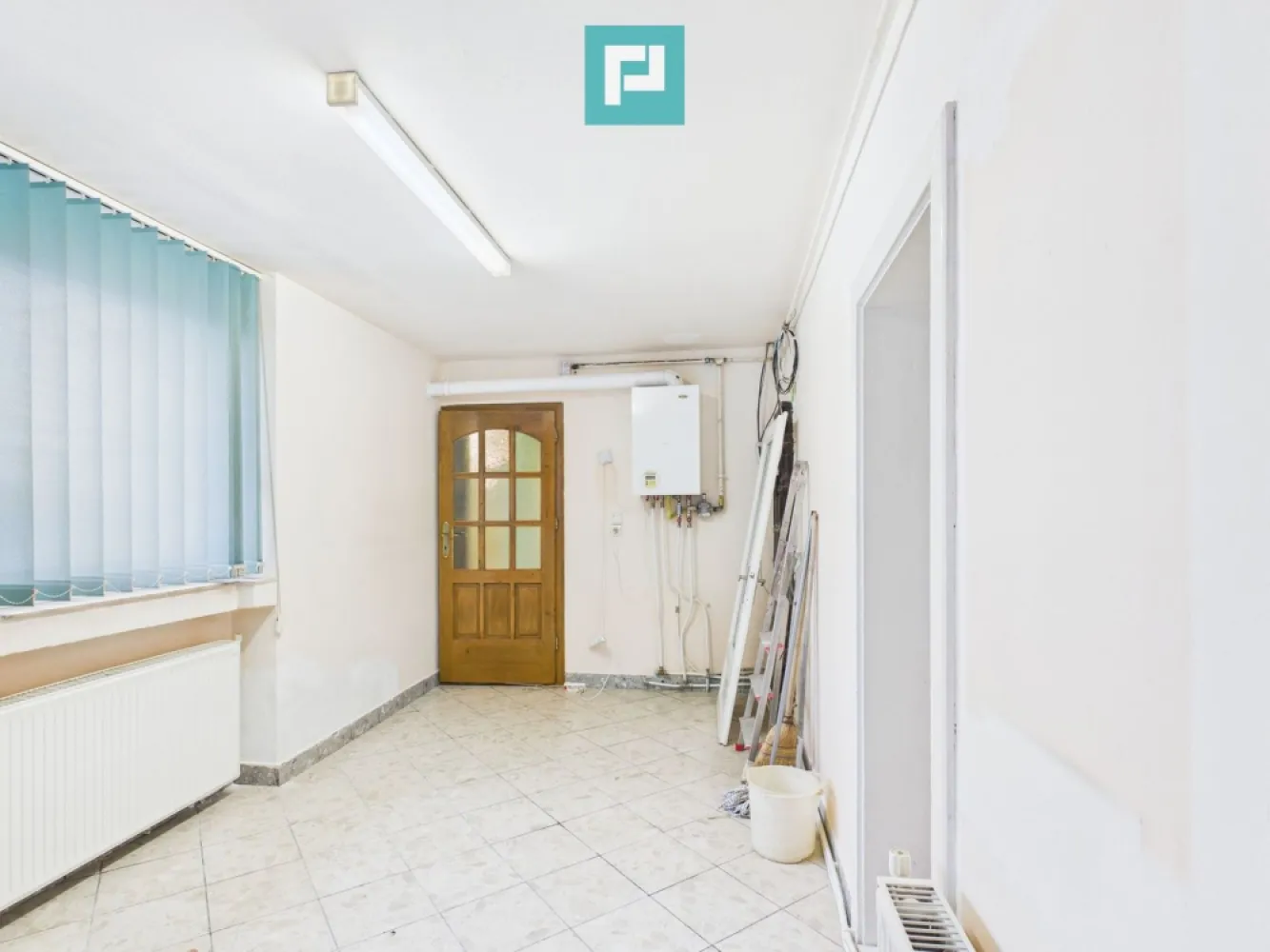 Casă cu 2 corpuri și 5 camere în Livada - Se oferă spre vânzare proprietate situată în localitatea Livada, compusă din două corpuri de clădire, ideale pentru două familii care doresc să locuiască împreună, dar cu un grad de independență.

Construcția este realizată astfel:

un corp din văiugă

un corp din cărămidă

Suprafața totală utilă este de 156 mp, compartimentată în:

5 camere

2 bucătării

2 băi

Imobilul dispune de geamuri termopan, asigurând confort termic și fonic sporit.

Utilități disponibile: gaz, curent electric, apă și canalizare.

Terenul are o suprafață de 834 mp, cu grădină generoasă, ideală pentru relaxare sau diverse amenajări. Proprietatea este situată într-o zonă liniștită, potrivită pentru locuire permanentă.

Această proprietate reprezintă o soluție foarte bună pentru două familii sau pentru o familie extinsă.

Consultanți imobiliari:

Szekeres Carol
Telefon: 0729 966 649
Email: carol.szekeres@propertylab.ro

Cristina Sipea
Telefon: 0741 688 040
Email: cristina.sipea@propertylab.ro
CP2895349