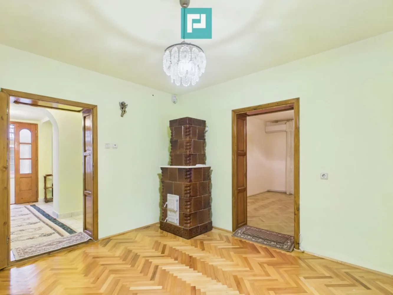 Casă cu 2 corpuri și 5 camere în Livada - Se oferă spre vânzare proprietate situată în localitatea Livada, compusă din două corpuri de clădire, ideale pentru două familii care doresc să locuiască împreună, dar cu un grad de independență.

Construcția este realizată astfel:

un corp din văiugă

un corp din cărămidă

Suprafața totală utilă este de 156 mp, compartimentată în:

5 camere

2 bucătării

2 băi

Imobilul dispune de geamuri termopan, asigurând confort termic și fonic sporit.

Utilități disponibile: gaz, curent electric, apă și canalizare.

Terenul are o suprafață de 834 mp, cu grădină generoasă, ideală pentru relaxare sau diverse amenajări. Proprietatea este situată într-o zonă liniștită, potrivită pentru locuire permanentă.

Această proprietate reprezintă o soluție foarte bună pentru două familii sau pentru o familie extinsă.

Consultanți imobiliari:

Szekeres Carol
Telefon: 0729 966 649
Email: carol.szekeres@propertylab.ro

Cristina Sipea
Telefon: 0741 688 040
Email: cristina.sipea@propertylab.ro
CP2895349