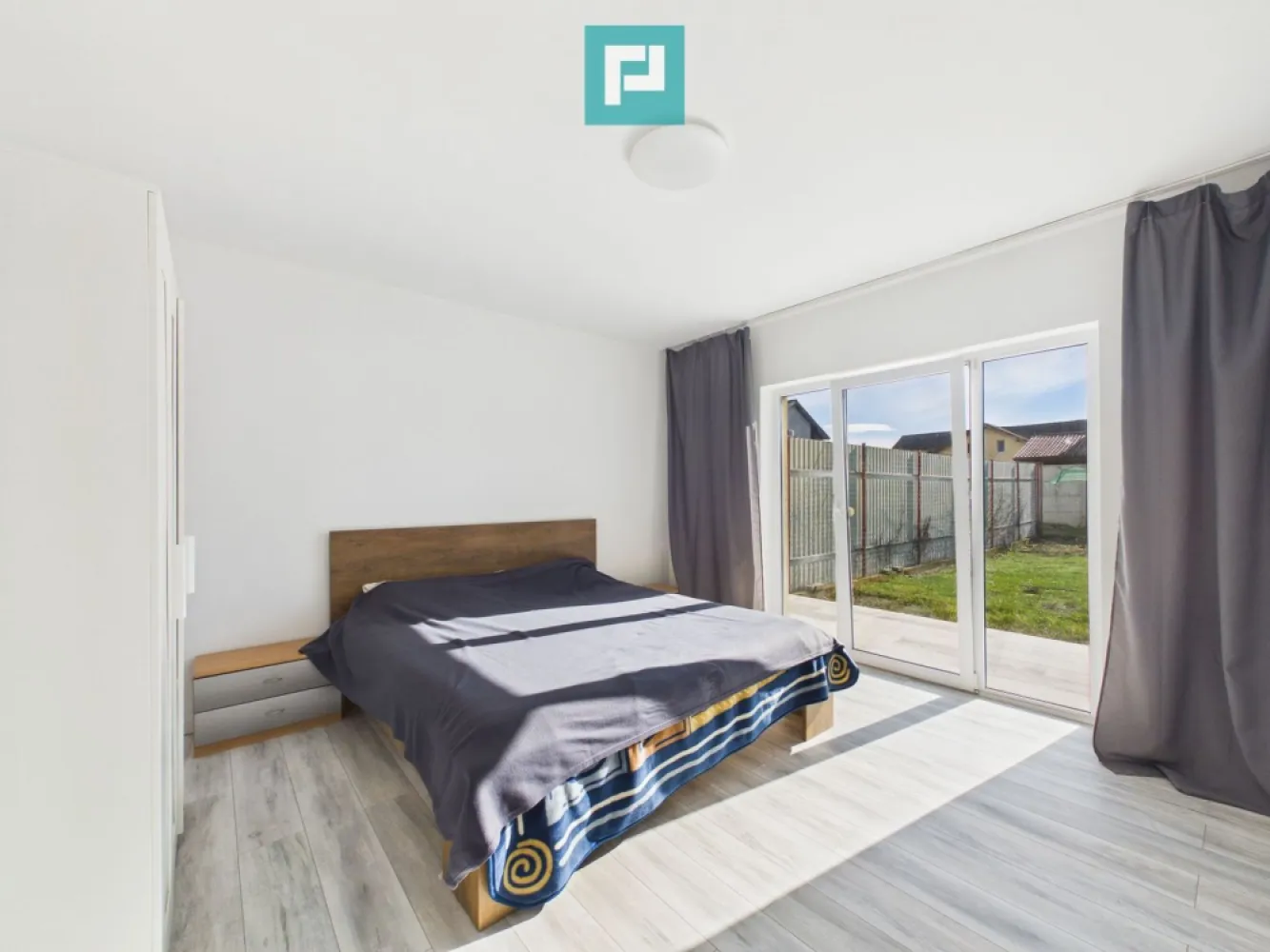 Casă înșiruită în Via Carmina- Vladmirescu - Casă înșiruită cu curte proprie, Vladimirescu – Via Carmina

Disponibilă spre închiriere, casă înșiruită situată în Via Carmina, o zonă rezidențială de case din Vladimirescu, apreciată pentru liniște, acces facil și comunitate modernă.

Detalii proprietate

Casa are o suprafață utilă de aproximativ 65 mp și este amplasată pe un teren de 250 mp, beneficiind de curte proprie și terasă pavată.

Compartimentarea este practică și bine gândită:

 - living spațios cu bucătărie open-space
 - dormitor cu acces direct către curte
 - baie
 - cameră de utilitate

Atât zona de zi, cât și dormitorul au ieșire către exterior, oferind lumină naturală și o conexiune plăcută cu curtea.

 Dotări

- bucătărie complet mobilată și utilată
- plită, cuptor, hotă
- frigider (va fi înlocuit la momentul închirierii)
- mașină de spălat rufe
- finisaje moderne
- încălzire eficientă

Curtea proprie oferă un plus important de confort și intimitate, ideal pentru relaxare sau timp petrecut afară.

 Potrivită pentru

- cuplu sau familie tânără
- persoane care își doresc o locuință liniștită, într-o zonă de case
- chiriași care caută confort, ordine și acces rapid către Arad

Dacă locuința ți se potrivește, scrie-mi pentru mai multe detalii și o vizionare.

Alexandra Valea-Consultant imobiliar PropertyLab
E-mail: alexandra.valea@propertylab.ro
Telefon: 0746756071

CP2894957