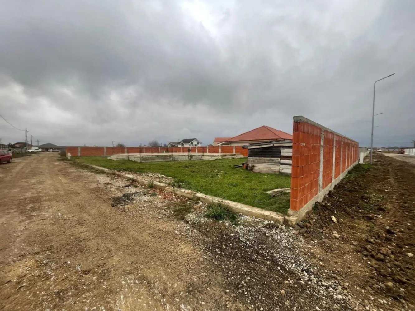 Teren intravilan, fundatie proiect casa, gard si utilitati-Zona Cheriu - Teren intravilan cu fundatie si proiect casa, gard si utilitati-Zona Cheriu 
De vanzare teren intravilan in suprafata de 800 mp cu fundație, și proiect de casă în zona Cheriu,la doar 15 minute de mers cu mașina de centrul orașului Oradea.
Proprietatea dispune de toate utilitățile: apă, curent electric, gazul la stradă, canalizare. 
Terenul este imprejmuit cu gard din caramida, o parcela pe colt avand un front generos de cca 30 ml deschidere.
Construcție existentă:
-fundație realizată în 2023
-proiect aprobat pentru locuintă familială cu regim de înalțime parter
-amprenta la sol 184 mp
-suprafața desfășurată: 184 mp
Proiectul este ideal pentru o casă modernă, spațioasă și funcțională, potrivită unei familii care își doreste confort și intimitate, dar și proximitatea față de oraș.
Avantaje:
Terenul este gata de continuare a construcției- fundația este finalizată, iar proiectul este pregătit
Zona linistită, potrivit pentru viața de familie
Acces rapid către Oradea
Zonă în dezvoltare, cu potențial de creștere a valorii imobiliare
Pret: 89.000 euro neg
Contact: Sorin Gligor
Tel: 0731.290.032