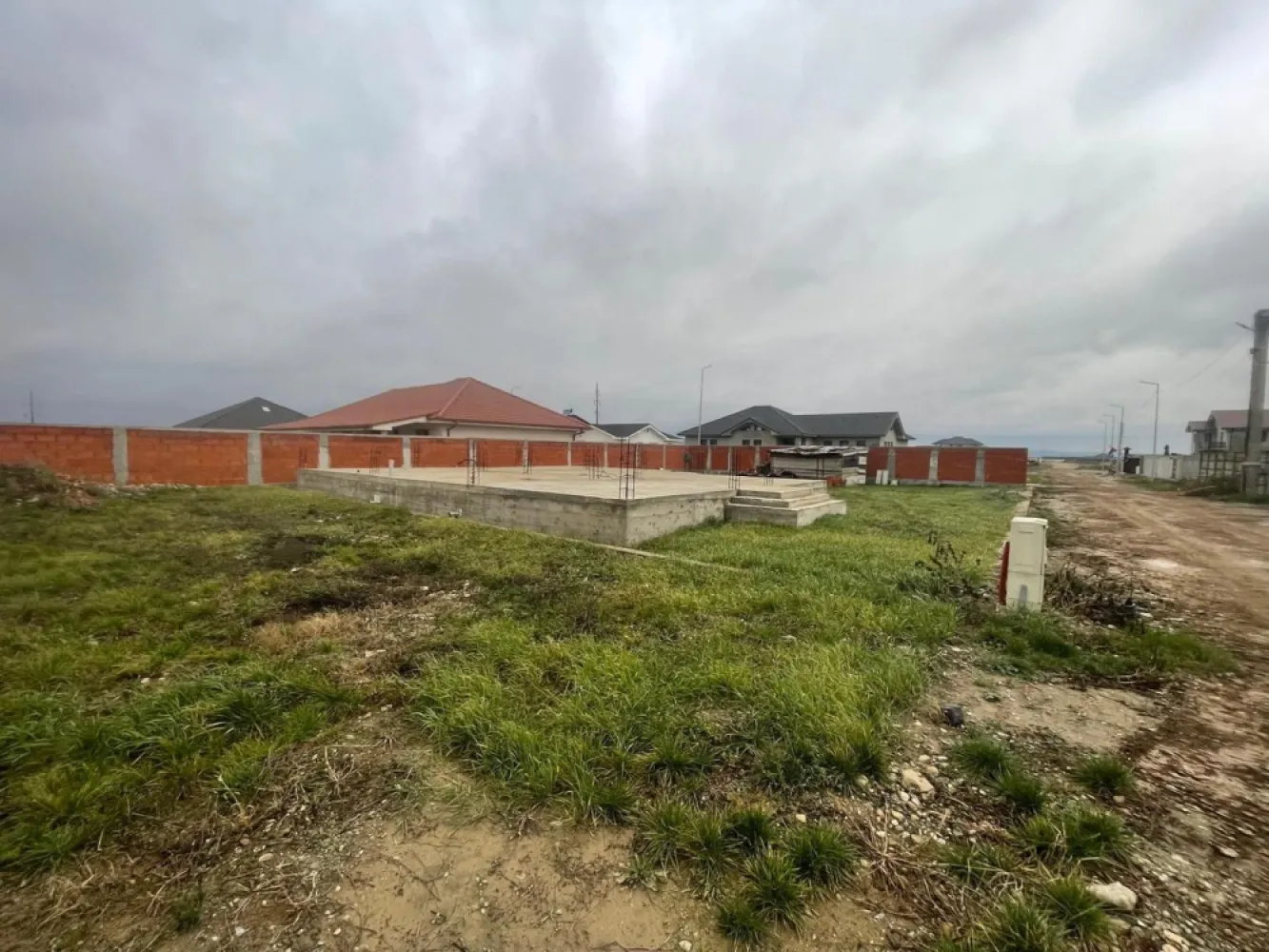 Teren intravilan, fundatie proiect casa, gard si utilitati-Zona Cheriu - Teren intravilan cu fundatie si proiect casa, gard si utilitati-Zona Cheriu 
De vanzare teren intravilan in suprafata de 800 mp cu fundație, și proiect de casă în zona Cheriu,la doar 15 minute de mers cu mașina de centrul orașului Oradea.
Proprietatea dispune de toate utilitățile: apă, curent electric, gazul la stradă, canalizare. 
Terenul este imprejmuit cu gard din caramida, o parcela pe colt avand un front generos de cca 30 ml deschidere.
Construcție existentă:
-fundație realizată în 2023
-proiect aprobat pentru locuintă familială cu regim de înalțime parter
-amprenta la sol 184 mp
-suprafața desfășurată: 184 mp
Proiectul este ideal pentru o casă modernă, spațioasă și funcțională, potrivită unei familii care își doreste confort și intimitate, dar și proximitatea față de oraș.
Avantaje:
Terenul este gata de continuare a construcției- fundația este finalizată, iar proiectul este pregătit
Zona linistită, potrivit pentru viața de familie
Acces rapid către Oradea
Zonă în dezvoltare, cu potențial de creștere a valorii imobiliare
Pret: 89.000 euro neg
Contact: Sorin Gligor
Tel: 0731.290.032