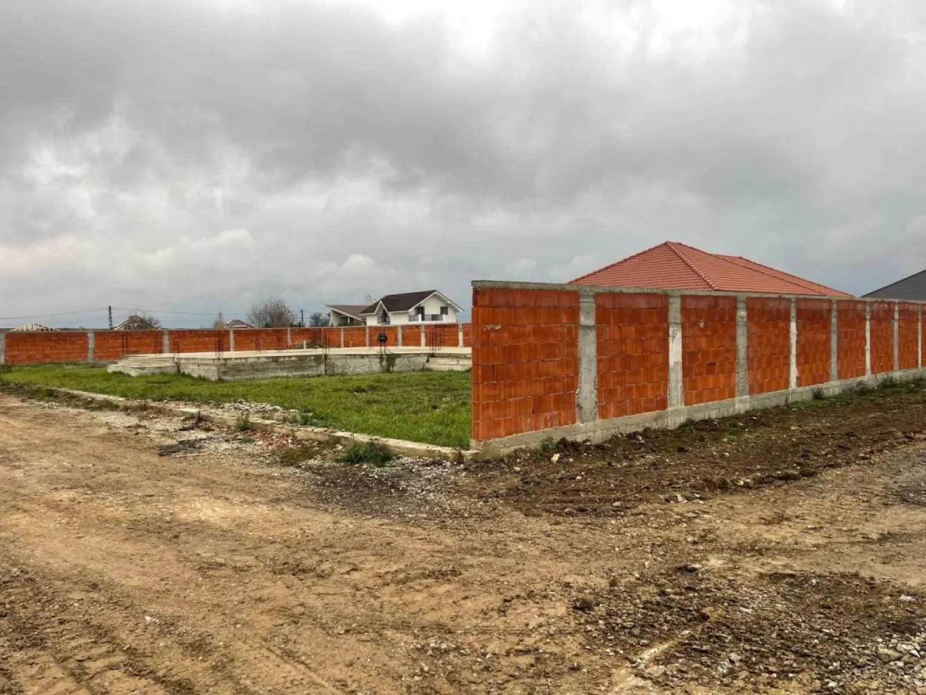 Teren intravilan, fundatie proiect casa, gard si utilitati-Zona Cheriu - Teren intravilan cu fundatie si proiect casa, gard si utilitati-Zona Cheriu 
De vanzare teren intravilan in suprafata de 800 mp cu fundație, și proiect de casă în zona Cheriu,la doar 15 minute de mers cu mașina de centrul orașului Oradea.
Proprietatea dispune de toate utilitățile: apă, curent electric, gazul la stradă, canalizare. 
Terenul este imprejmuit cu gard din caramida, o parcela pe colt avand un front generos de cca 30 ml deschidere.
Construcție existentă:
-fundație realizată în 2023
-proiect aprobat pentru locuintă familială cu regim de înalțime parter
-amprenta la sol 184 mp
-suprafața desfășurată: 184 mp
Proiectul este ideal pentru o casă modernă, spațioasă și funcțională, potrivită unei familii care își doreste confort și intimitate, dar și proximitatea față de oraș.
Avantaje:
Terenul este gata de continuare a construcției- fundația este finalizată, iar proiectul este pregătit
Zona linistită, potrivit pentru viața de familie
Acces rapid către Oradea
Zonă în dezvoltare, cu potențial de creștere a valorii imobiliare
Pret: 89.000 euro neg
Contact: Sorin Gligor
Tel: 0731.290.032
