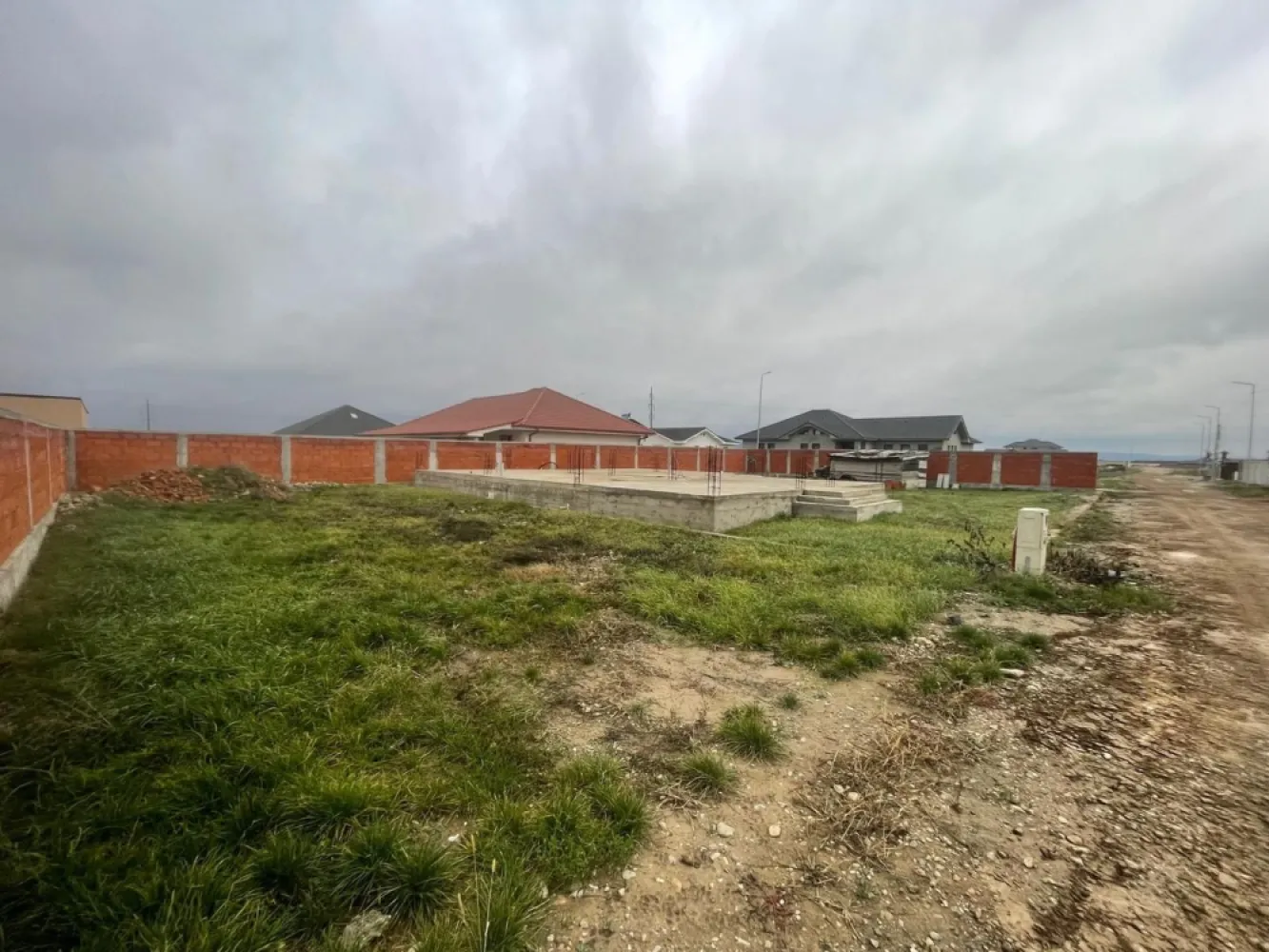 Teren intravilan, fundatie proiect casa, gard si utilitati-Zona Cheriu - Teren intravilan cu fundatie si proiect casa, gard si utilitati-Zona Cheriu 
De vanzare teren intravilan in suprafata de 800 mp cu fundație, și proiect de casă în zona Cheriu,la doar 15 minute de mers cu mașina de centrul orașului Oradea.
Proprietatea dispune de toate utilitățile: apă, curent electric, gazul la stradă, canalizare. 
Terenul este imprejmuit cu gard din caramida, o parcela pe colt avand un front generos de cca 30 ml deschidere.
Construcție existentă:
-fundație realizată în 2023
-proiect aprobat pentru locuintă familială cu regim de înalțime parter
-amprenta la sol 184 mp
-suprafața desfășurată: 184 mp
Proiectul este ideal pentru o casă modernă, spațioasă și funcțională, potrivită unei familii care își doreste confort și intimitate, dar și proximitatea față de oraș.
Avantaje:
Terenul este gata de continuare a construcției- fundația este finalizată, iar proiectul este pregătit
Zona linistită, potrivit pentru viața de familie
Acces rapid către Oradea
Zonă în dezvoltare, cu potențial de creștere a valorii imobiliare
Pret: 89.000 euro neg
Contact: Sorin Gligor
Tel: 0731.290.032