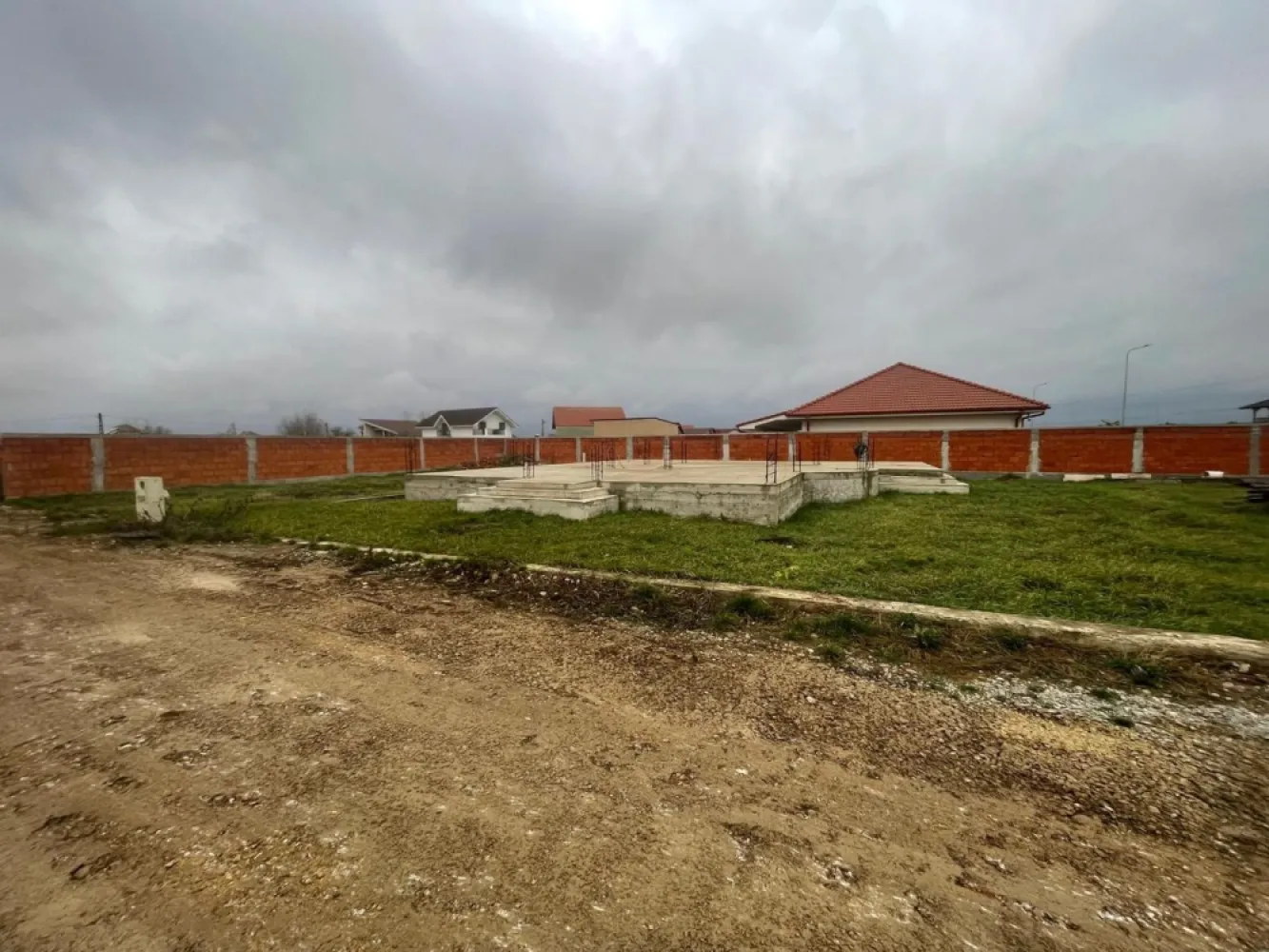 Teren intravilan, fundatie proiect casa, gard si utilitati-Zona Cheriu - Teren intravilan cu fundatie si proiect casa, gard si utilitati-Zona Cheriu 
De vanzare teren intravilan in suprafata de 800 mp cu fundație, și proiect de casă în zona Cheriu,la doar 15 minute de mers cu mașina de centrul orașului Oradea.
Proprietatea dispune de toate utilitățile: apă, curent electric, gazul la stradă, canalizare. 
Terenul este imprejmuit cu gard din caramida, o parcela pe colt avand un front generos de cca 30 ml deschidere.
Construcție existentă:
-fundație realizată în 2023
-proiect aprobat pentru locuintă familială cu regim de înalțime parter
-amprenta la sol 184 mp
-suprafața desfășurată: 184 mp
Proiectul este ideal pentru o casă modernă, spațioasă și funcțională, potrivită unei familii care își doreste confort și intimitate, dar și proximitatea față de oraș.
Avantaje:
Terenul este gata de continuare a construcției- fundația este finalizată, iar proiectul este pregătit
Zona linistită, potrivit pentru viața de familie
Acces rapid către Oradea
Zonă în dezvoltare, cu potențial de creștere a valorii imobiliare
Pret: 89.000 euro neg
Contact: Sorin Gligor
Tel: 0731.290.032