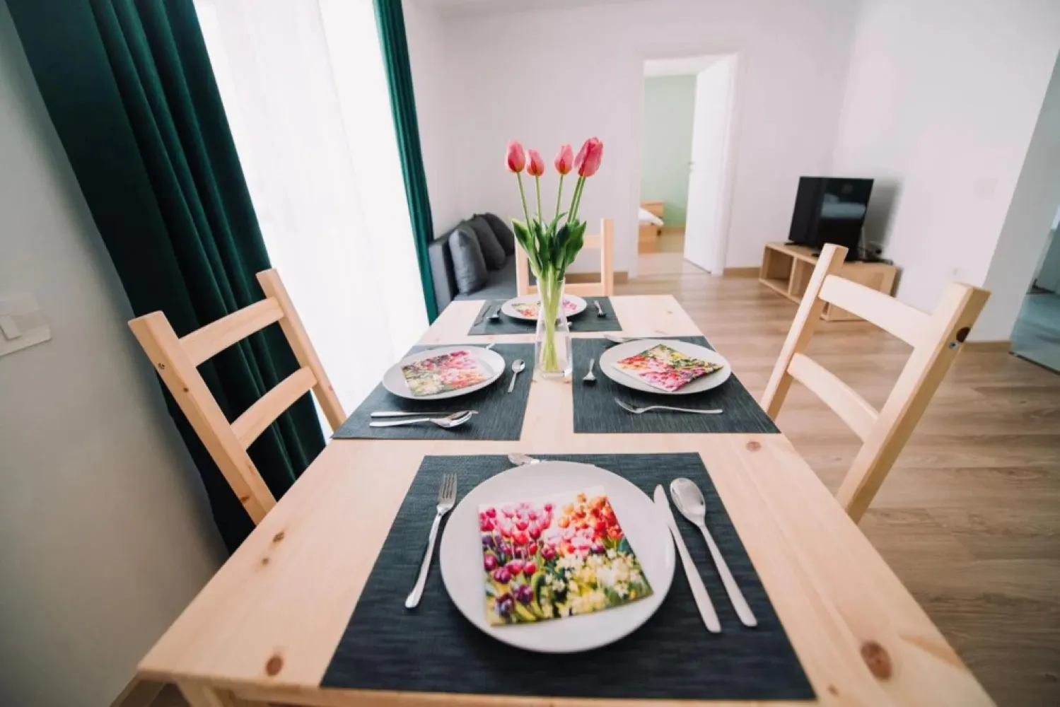 Ap cu 2 camere la cheie, mobilat/utilat + parcare inclusă-105.000 euro - De vânzare apartament cu 2 camere la cheie, mobilat/utilat + parcare inclusă | imobil 2023 | Str. Făcliei
Oportunitate de investiție: apartamente cu 2 camere, gata de închiriat (mobilat și utilat), imobil construit în 2023, Str. Făcliei – zonă liniștită, cu parcare privată.
Facilități:
- Predare imediată
- Mobilier + electrocasnice incluse
- Parcare privată inclusă
- Încălzire în pardoseală + centrală pe gaz + AC
- Sistem fotovoltaic – costuri optimizate (detalii la cerere)
Suprafață: 55 mp utili
Preț: 105.000 euro Tva inclus( pretul nu este negociabil)
Contact pentru poze, plan, disponibilități și vizionare.
Sorin Gligor: 0731 290 032