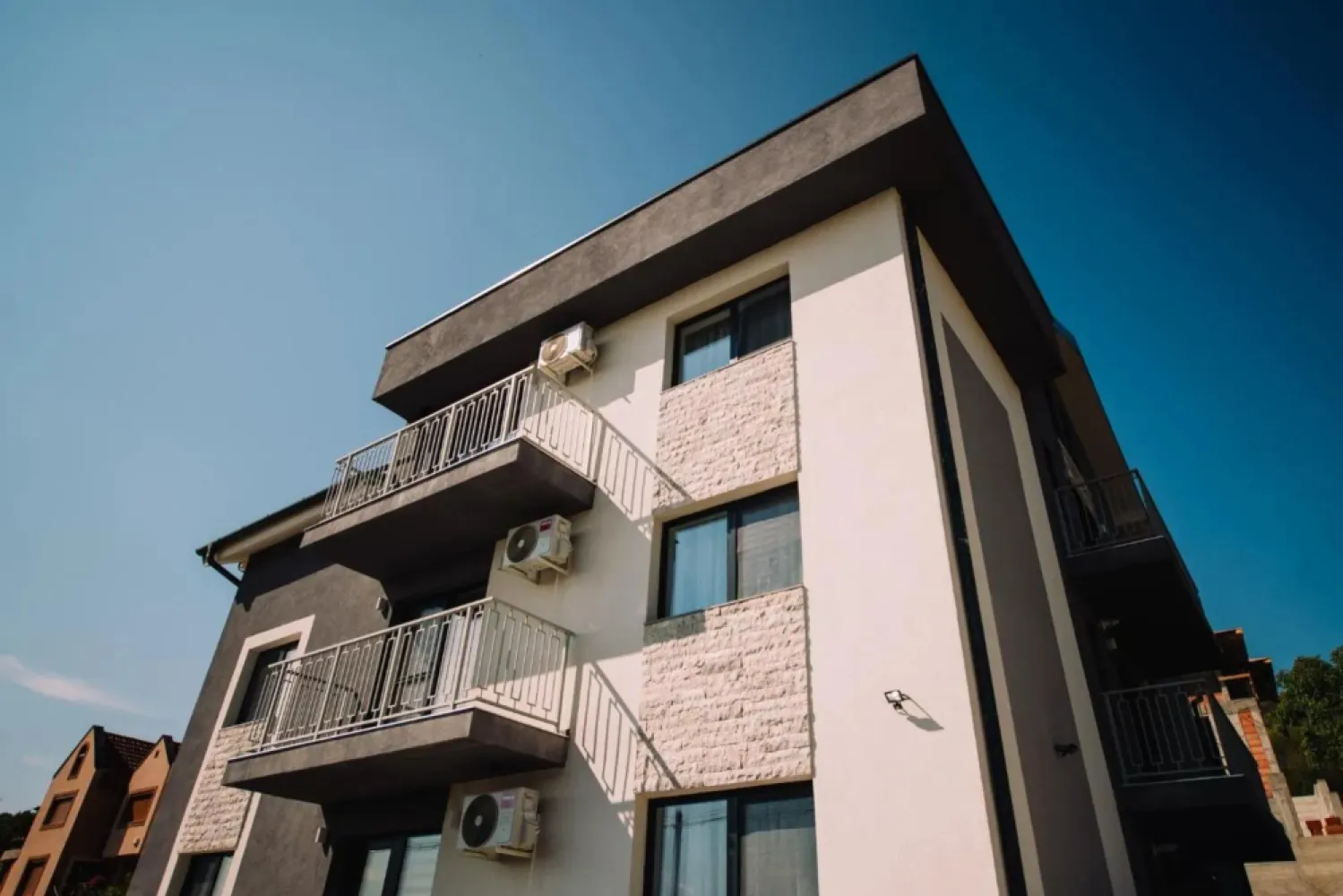 Ap cu 2 camere la cheie, mobilat/utilat + parcare inclusă-105.000 euro - De vânzare apartament cu 2 camere la cheie, mobilat/utilat + parcare inclusă | imobil 2023 | Str. Făcliei
Oportunitate de investiție: apartamente cu 2 camere, gata de închiriat (mobilat și utilat), imobil construit în 2023, Str. Făcliei – zonă liniștită, cu parcare privată.
Facilități:
- Predare imediată
- Mobilier + electrocasnice incluse
- Parcare privată inclusă
- Încălzire în pardoseală + centrală pe gaz + AC
- Sistem fotovoltaic – costuri optimizate (detalii la cerere)
Suprafață: 55 mp utili
Preț: 105.000 euro Tva inclus( pretul nu este negociabil)
Contact pentru poze, plan, disponibilități și vizionare.
Sorin Gligor: 0731 290 032