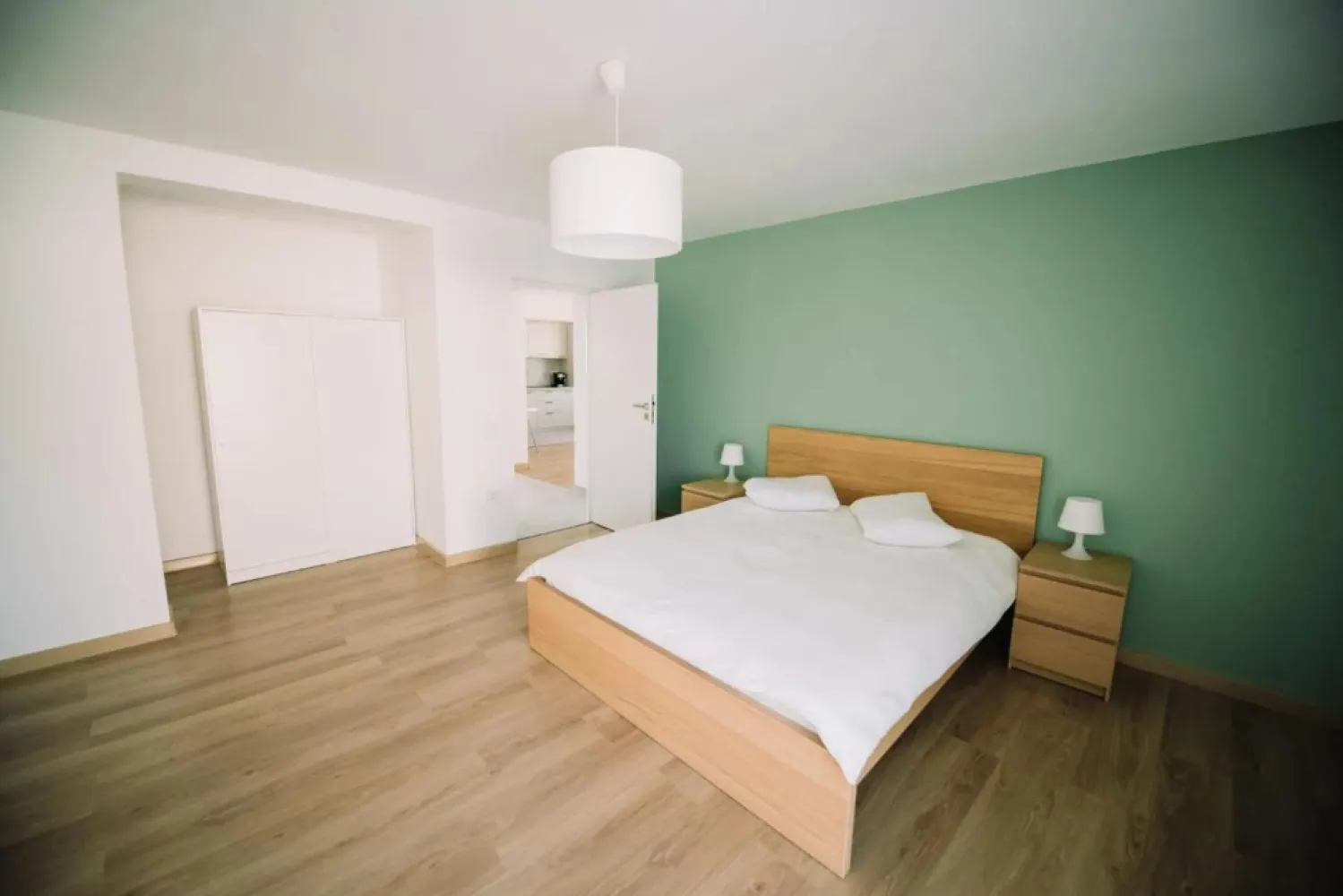Ap cu 2 camere la cheie, mobilat/utilat + parcare inclusă-105.000 euro - De vânzare apartament cu 2 camere la cheie, mobilat/utilat + parcare inclusă | imobil 2023 | Str. Făcliei
Oportunitate de investiție: apartamente cu 2 camere, gata de închiriat (mobilat și utilat), imobil construit în 2023, Str. Făcliei – zonă liniștită, cu parcare privată.
Facilități:
- Predare imediată
- Mobilier + electrocasnice incluse
- Parcare privată inclusă
- Încălzire în pardoseală + centrală pe gaz + AC
- Sistem fotovoltaic – costuri optimizate (detalii la cerere)
Suprafață: 55 mp utili
Preț: 105.000 euro Tva inclus( pretul nu este negociabil)
Contact pentru poze, plan, disponibilități și vizionare.
Sorin Gligor: 0731 290 032
