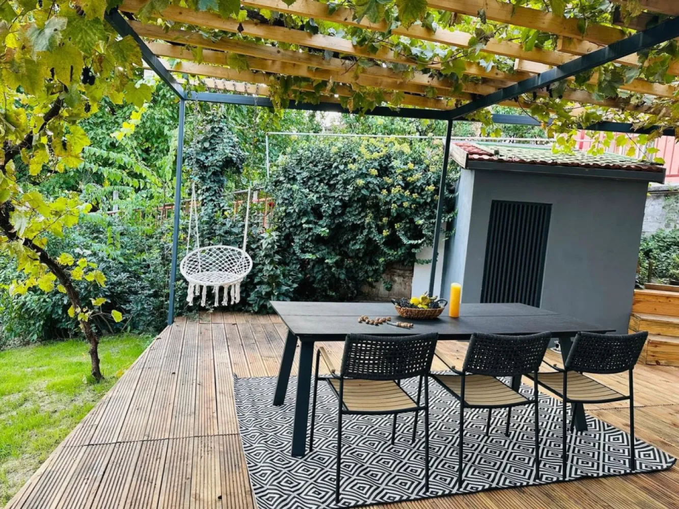Casă parter, luminoasă, – vizavi de Spitalul Județean-369.000 EURO neg - Casă parter, luminoasă, Oradea – vizavi de Spitalul Județean
Complet mobilată și utilată
150 mp utili | 540 mp teren | predare la cheie
Compartimentare: living cu bucătărie open-space, 3 dormitoare, 2 dressinguri, 2 băi complete + baie de serviciu.
Exterior: 2 terase de câte 40 mp, 2 locuri de parcare în fața casei.
Utilități: toate utilitățile de oraș, încălzire cu centrală pe gaz.
Puncte de interes: Spitalul Județean, stații de autobuz, școli/grădinițe, supermarketuri, cabinete medicale, restaurante, magazinu Crișul. 
Zonă centrală, potrivită pentru orice stil de viață, cu spații gândite pentru confortul de zi cu zi.
Scrie-mi pentru detalii și vizionare.
Contact: +4 0731 290 032 | Sorin Gligor