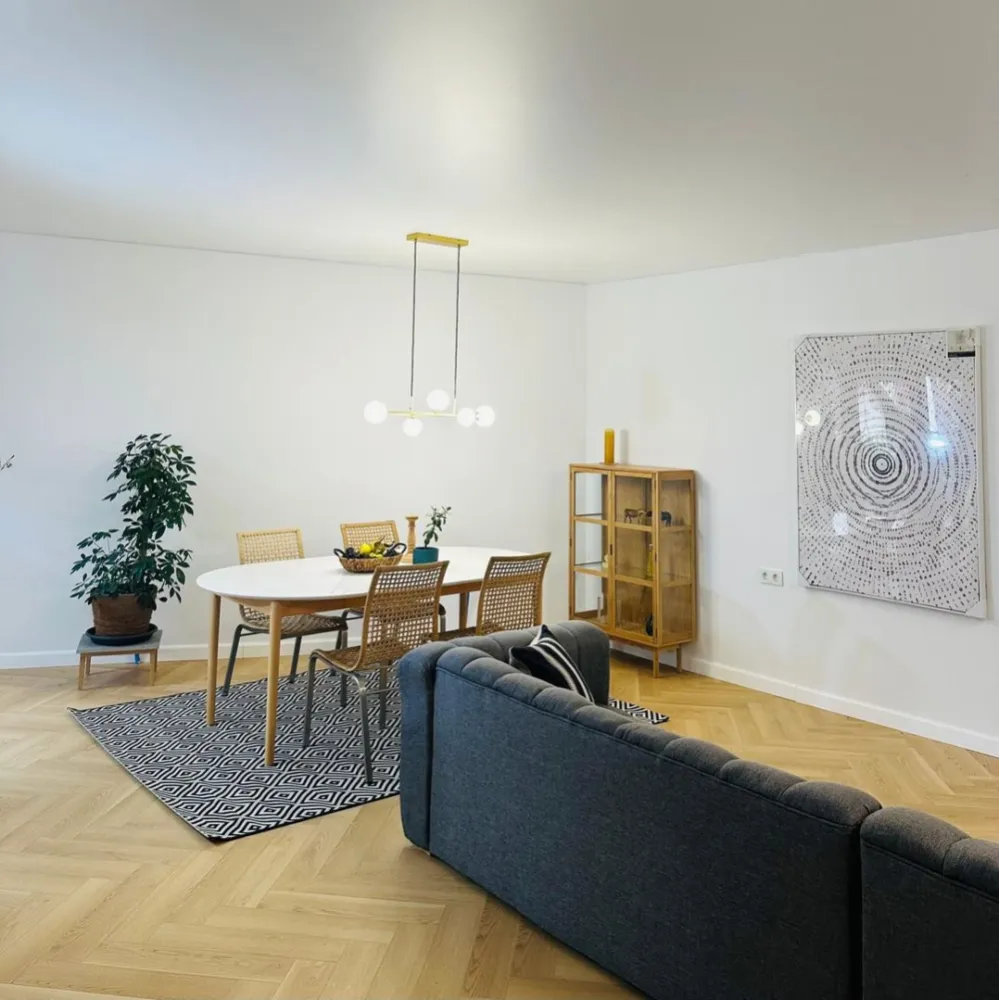 Casă parter, luminoasă, – vizavi de Spitalul Județean-369.000 EURO neg - Casă parter, luminoasă, Oradea – vizavi de Spitalul Județean
Complet mobilată și utilată
150 mp utili | 540 mp teren | predare la cheie
Compartimentare: living cu bucătărie open-space, 3 dormitoare, 2 dressinguri, 2 băi complete + baie de serviciu.
Exterior: 2 terase de câte 40 mp, 2 locuri de parcare în fața casei.
Utilități: toate utilitățile de oraș, încălzire cu centrală pe gaz.
Puncte de interes: Spitalul Județean, stații de autobuz, școli/grădinițe, supermarketuri, cabinete medicale, restaurante, magazinu Crișul. 
Zonă centrală, potrivită pentru orice stil de viață, cu spații gândite pentru confortul de zi cu zi.
Scrie-mi pentru detalii și vizionare.
Contact: +4 0731 290 032 | Sorin Gligor