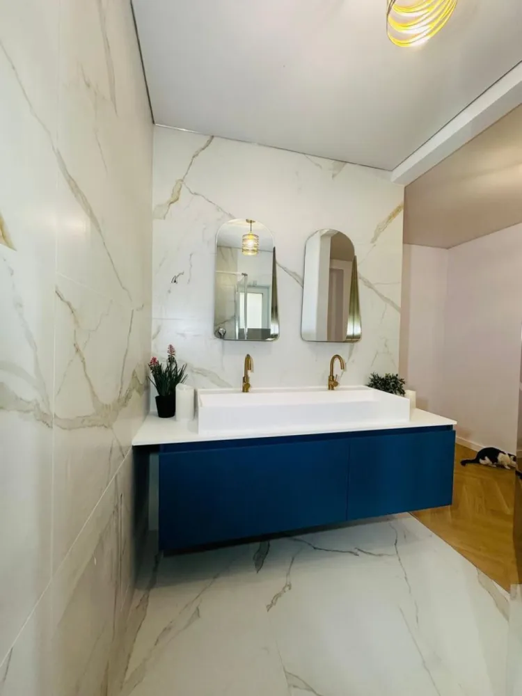 Casă parter, luminoasă, – vizavi de Spitalul Județean-369.000 EURO neg - Casă parter, luminoasă, Oradea – vizavi de Spitalul Județean
Complet mobilată și utilată
150 mp utili | 540 mp teren | predare la cheie
Compartimentare: living cu bucătărie open-space, 3 dormitoare, 2 dressinguri, 2 băi complete + baie de serviciu.
Exterior: 2 terase de câte 40 mp, 2 locuri de parcare în fața casei.
Utilități: toate utilitățile de oraș, încălzire cu centrală pe gaz.
Puncte de interes: Spitalul Județean, stații de autobuz, școli/grădinițe, supermarketuri, cabinete medicale, restaurante, magazinu Crișul. 
Zonă centrală, potrivită pentru orice stil de viață, cu spații gândite pentru confortul de zi cu zi.
Scrie-mi pentru detalii și vizionare.
Contact: +4 0731 290 032 | Sorin Gligor