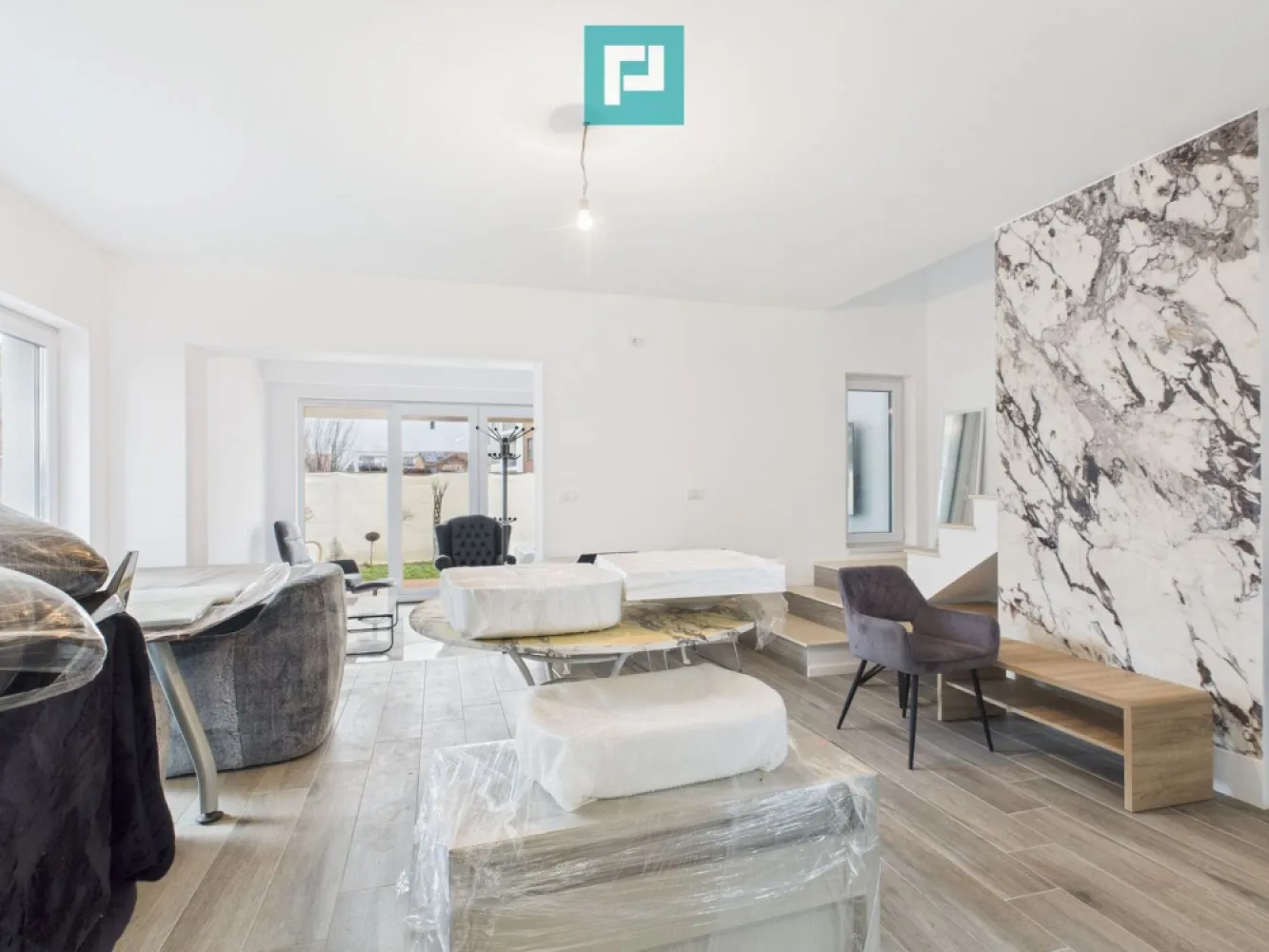 Duplex premium – Braytim - Duplex premium de vânzare – Braytim . Aproape de str. Lidia, 5 minute de centrul Timișoarei

Vă prezentăm spre vânzare un duplex deosebit, P+1, situat într-o zonă selectă din Braytim, foarte aproape de strada Lidia, cu acces rapid către centrul orașului. O proprietate care îmbină perfect liniștea rezidențială cu proximitatea urbană.

Locuința impresionează prin spațiu, funcționalitate și finisaje de calitate, fiind ideală pentru cei care își doresc un cămin modern, confortabil și bine poziționat.

 Compartimentare inteligentă:

5 camere spațioase și luminoase

2 băi elegant amenajate

Bucătărie generoasă

Cămară

Numeroase spații de depozitare

 Avantaje cheie:

Regim de înălțime P+1

Acces auto facil

Toate utilitățile disponibile

Proprietatea nu dispune de gaz la stradă, însă este echipată cu centrală pe gaz

Finisaje premium, atent alese, gata pentru mutare

Această proprietate este ideală pentru familii care apreciază confortul și spațiul, pentru profesioniști activi sau pentru cei care își doresc o locuință ce oferă un standard ridicat de locuire, aproape de inima orașului, dar ferită de agitația acestuia.

 Localizare excelentă, într-un cartier apreciat, cu acces rapid către principalele puncte de interes din Timișoara.

 Pentru detalii suplimentare și programarea unei vizionări, vă stăm la dispoziție. 

Daniela Ianc - consultant imobiliar PropertyLab
telefon: 0722375289
mail: daniela.ianc@propertylab.ro
CP2892662