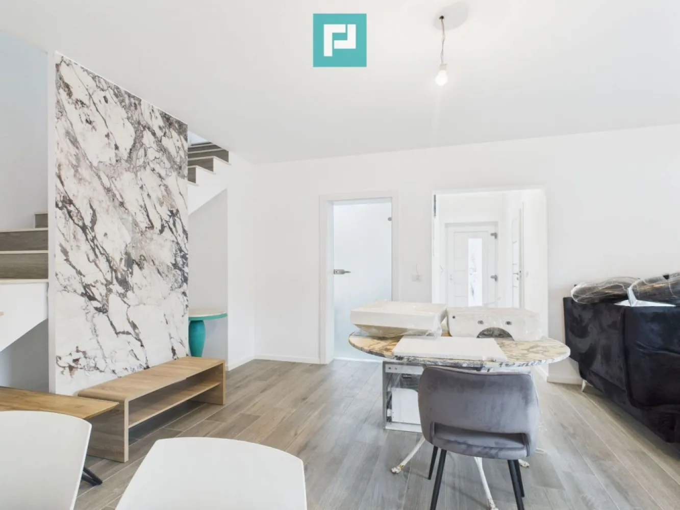 Duplex premium – Braytim - Duplex premium de vânzare – Braytim . Aproape de str. Lidia, 5 minute de centrul Timișoarei

Vă prezentăm spre vânzare un duplex deosebit, P+1, situat într-o zonă selectă din Braytim, foarte aproape de strada Lidia, cu acces rapid către centrul orașului. O proprietate care îmbină perfect liniștea rezidențială cu proximitatea urbană.

Locuința impresionează prin spațiu, funcționalitate și finisaje de calitate, fiind ideală pentru cei care își doresc un cămin modern, confortabil și bine poziționat.

 Compartimentare inteligentă:

5 camere spațioase și luminoase

2 băi elegant amenajate

Bucătărie generoasă

Cămară

Numeroase spații de depozitare

 Avantaje cheie:

Regim de înălțime P+1

Acces auto facil

Toate utilitățile disponibile

Proprietatea nu dispune de gaz la stradă, însă este echipată cu centrală pe gaz

Finisaje premium, atent alese, gata pentru mutare

Această proprietate este ideală pentru familii care apreciază confortul și spațiul, pentru profesioniști activi sau pentru cei care își doresc o locuință ce oferă un standard ridicat de locuire, aproape de inima orașului, dar ferită de agitația acestuia.

 Localizare excelentă, într-un cartier apreciat, cu acces rapid către principalele puncte de interes din Timișoara.

 Pentru detalii suplimentare și programarea unei vizionări, vă stăm la dispoziție. 

Daniela Ianc - consultant imobiliar PropertyLab
telefon: 0722375289
mail: daniela.ianc@propertylab.ro
CP2892662