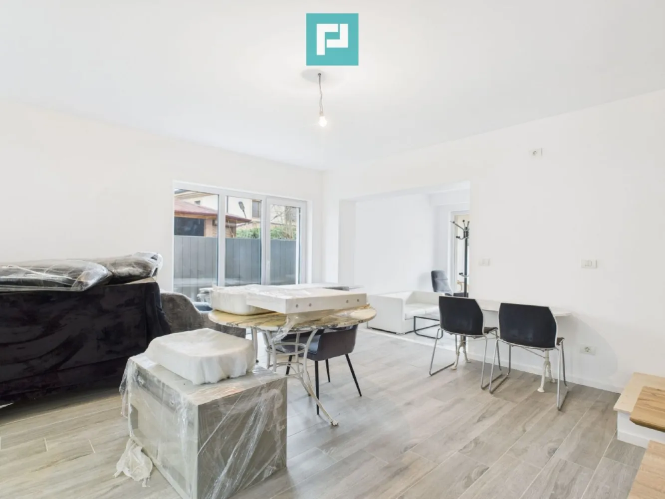 Duplex premium – Braytim - Duplex premium de vânzare – Braytim . Aproape de str. Lidia, 5 minute de centrul Timișoarei

Vă prezentăm spre vânzare un duplex deosebit, P+1, situat într-o zonă selectă din Braytim, foarte aproape de strada Lidia, cu acces rapid către centrul orașului. O proprietate care îmbină perfect liniștea rezidențială cu proximitatea urbană.

Locuința impresionează prin spațiu, funcționalitate și finisaje de calitate, fiind ideală pentru cei care își doresc un cămin modern, confortabil și bine poziționat.

 Compartimentare inteligentă:

5 camere spațioase și luminoase

2 băi elegant amenajate

Bucătărie generoasă

Cămară

Numeroase spații de depozitare

 Avantaje cheie:

Regim de înălțime P+1

Acces auto facil

Toate utilitățile disponibile

Proprietatea nu dispune de gaz la stradă, însă este echipată cu centrală pe gaz

Finisaje premium, atent alese, gata pentru mutare

Această proprietate este ideală pentru familii care apreciază confortul și spațiul, pentru profesioniști activi sau pentru cei care își doresc o locuință ce oferă un standard ridicat de locuire, aproape de inima orașului, dar ferită de agitația acestuia.

 Localizare excelentă, într-un cartier apreciat, cu acces rapid către principalele puncte de interes din Timișoara.

 Pentru detalii suplimentare și programarea unei vizionări, vă stăm la dispoziție. 

Daniela Ianc - consultant imobiliar PropertyLab
telefon: 0722375289
mail: daniela.ianc@propertylab.ro
CP2892662